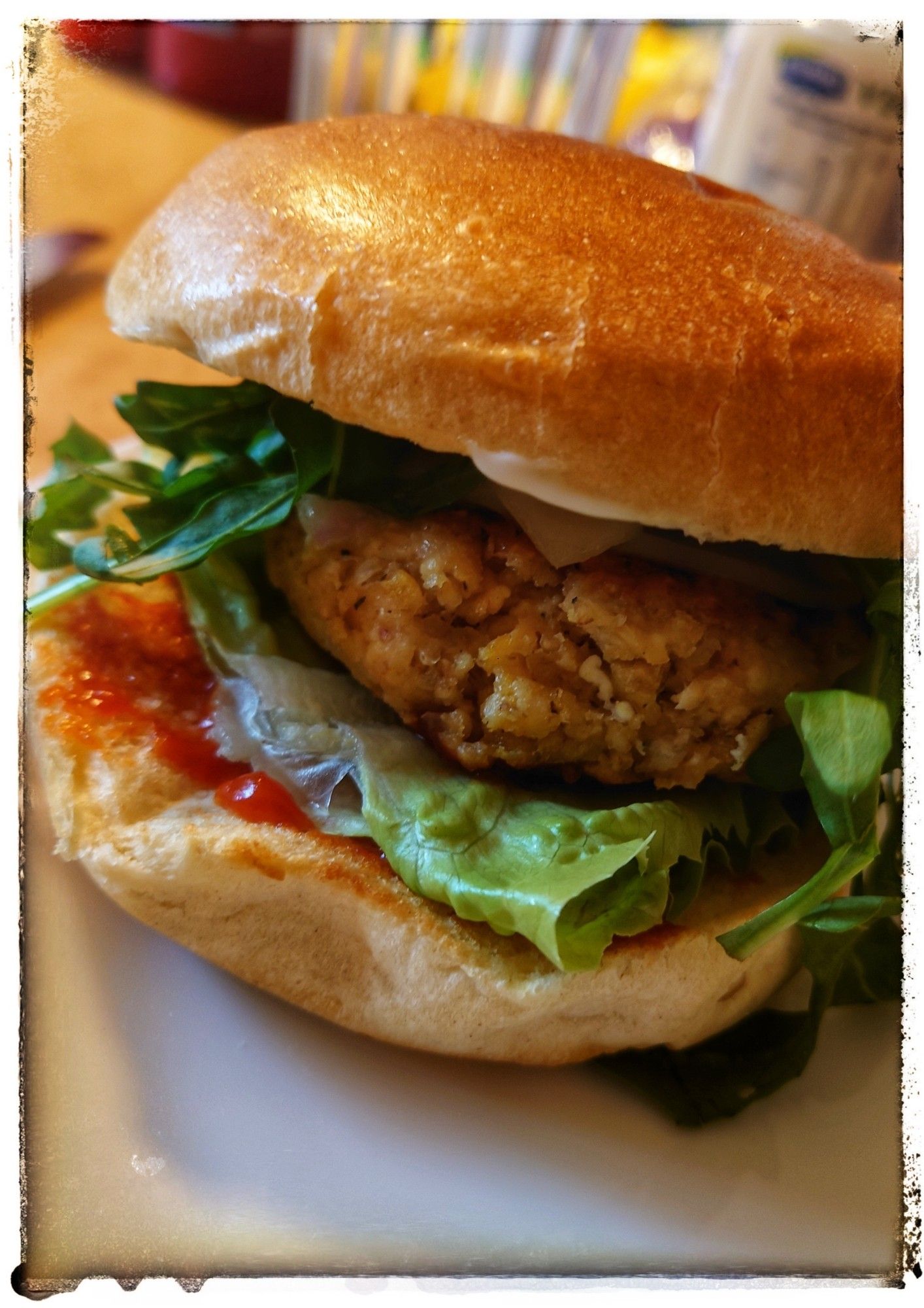 Burger mit grünem Salat, Rucola und vegetarischen Pattie