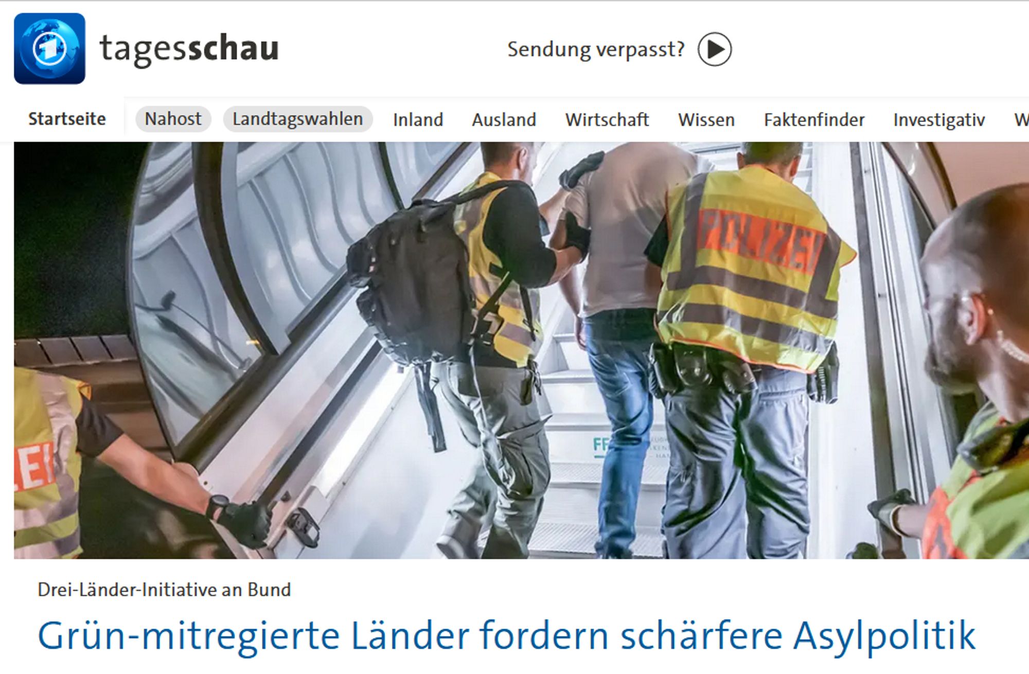 screenshot tagesschau.de großes startthema: Drei-Länder-Initiative an Bund -  Grün-mitregierte Länder fordern schärfere Asylpolitik - im Bild eine Flugzeugtreppe mit Polizei und einem Abschiebhäftling