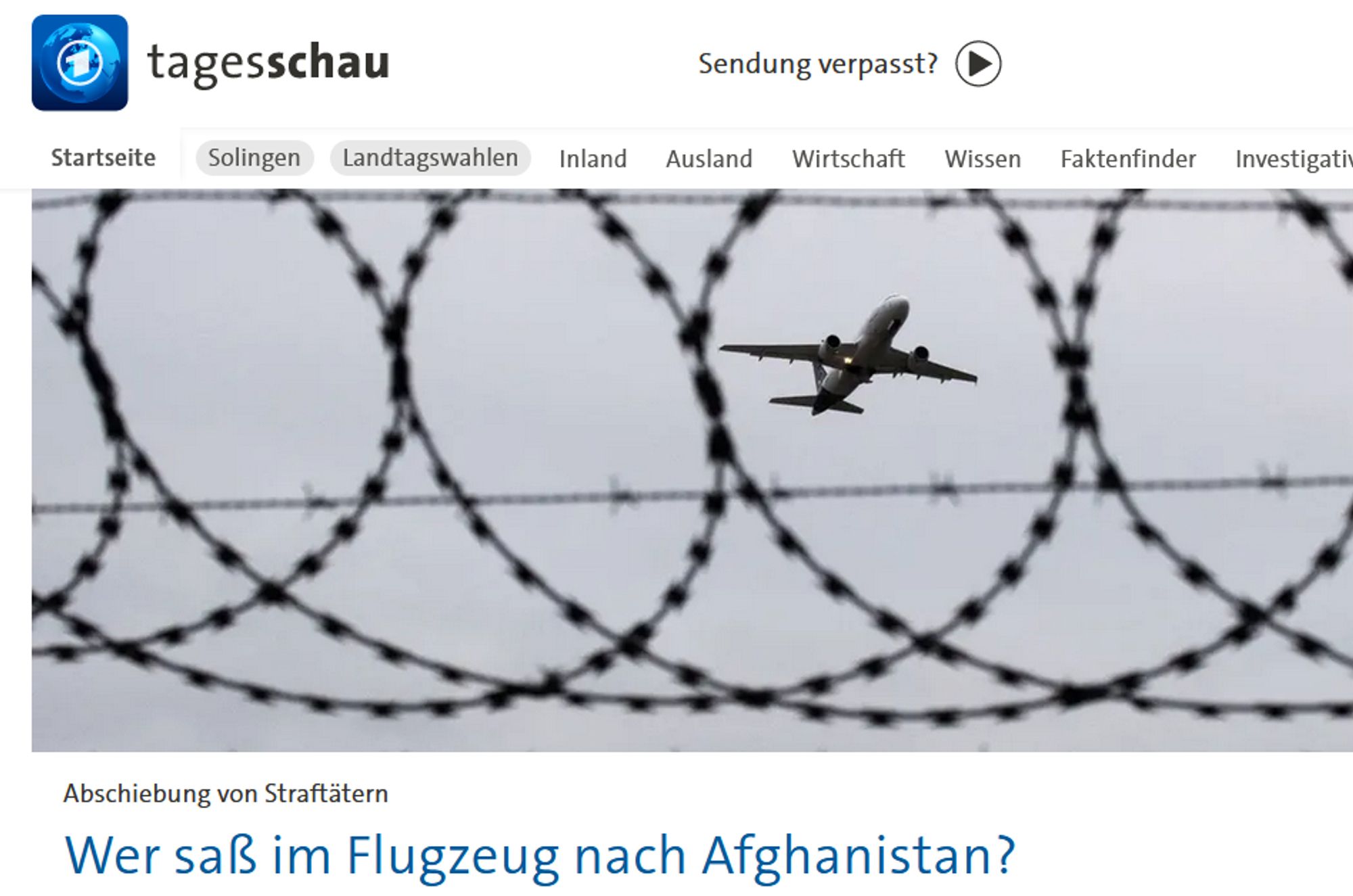 screenshot tagesschau.de stacheldraht und dahinter ein flugzeug in der luft, meldung: wer saß im flugzeug nach afghanistan?