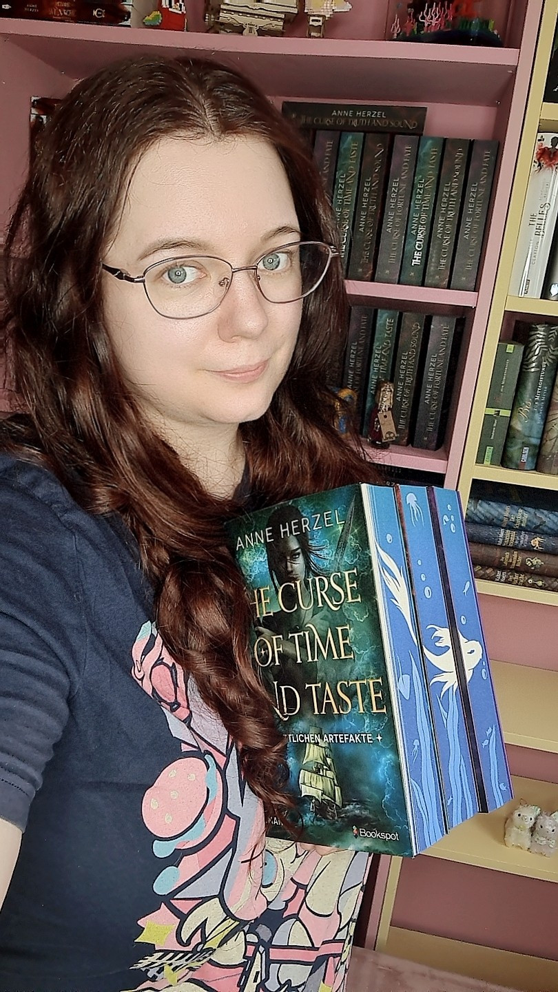 Selfie von mir, ich halte die Bücher der "The Curse-Reihe" in Händen inkl. blauem Farbschnitt