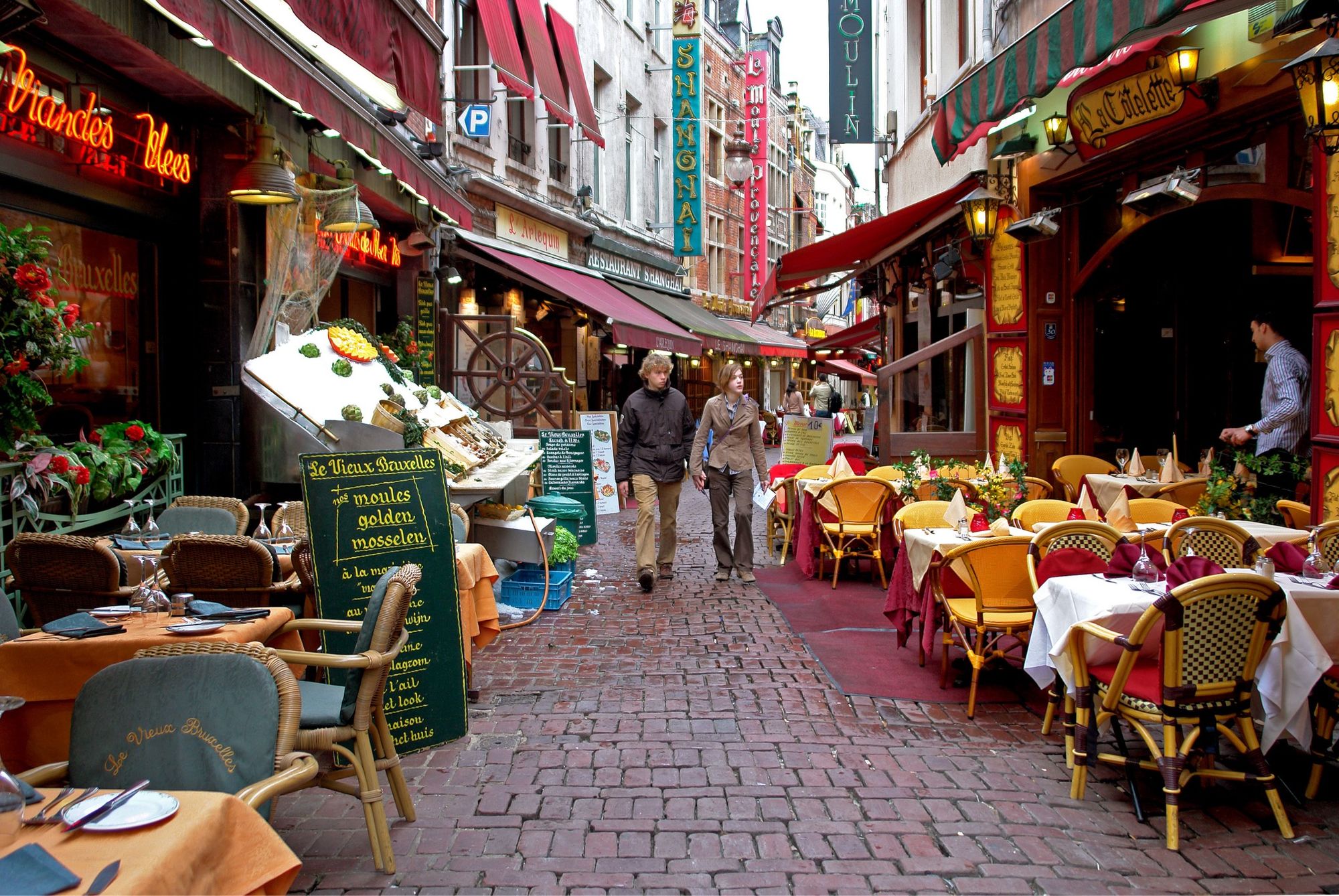 Eine rot gepflasterte enge Altstadtgasse mit zahlreichen Restaurants inkl. Außenbestuhlung.