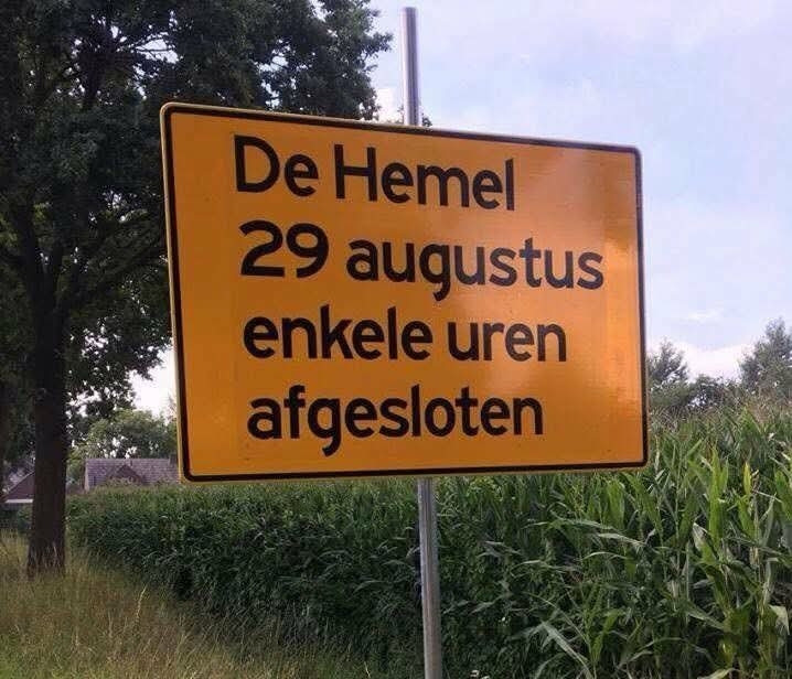 Verkeersborst met tekst:
De hemel 29 augustus enkele uren afgesloten