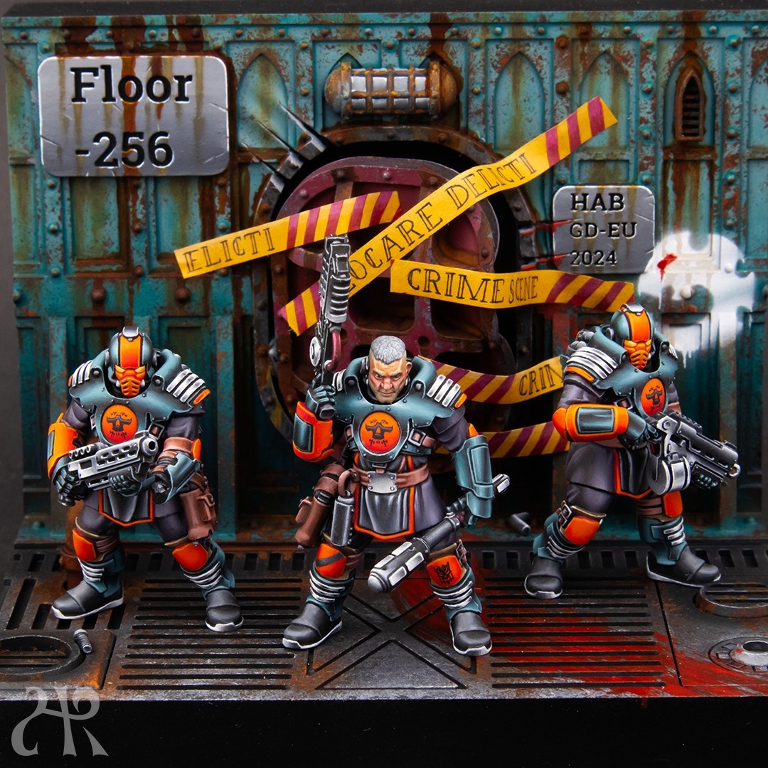 Three Imperial Palanite Enforcers in front of a door in a very rusted environment. Blood is on the floor and the door is taped with yellow and red striped tape reading "crime scene" / "locare delicti" in high gothic (fake latin). A Genestealer-symbol is sprayed on the wall.