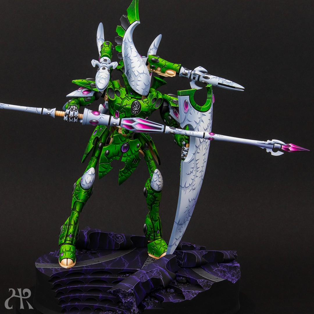 A green and white custom wraith model, sized between Wraithlord and Wraithknight. Equipped with shield and prism-spear. Painted in green and white with 3d-embossed-looking vines over the entire model.