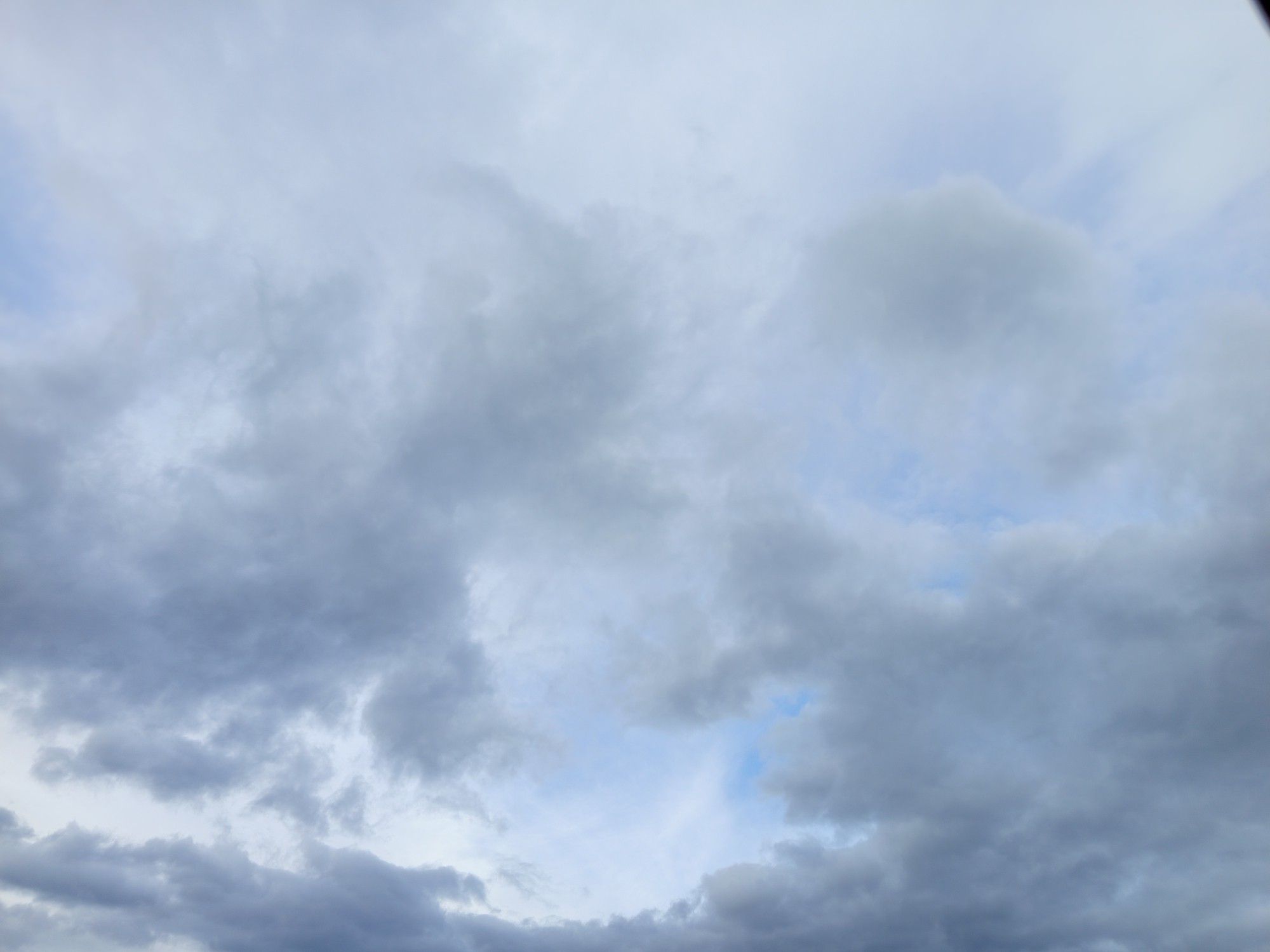 Même ciel, autre point de vue, plus de nuages, mais pas de lourdeur. Une percée dans les nuages au centre vers le ciel.