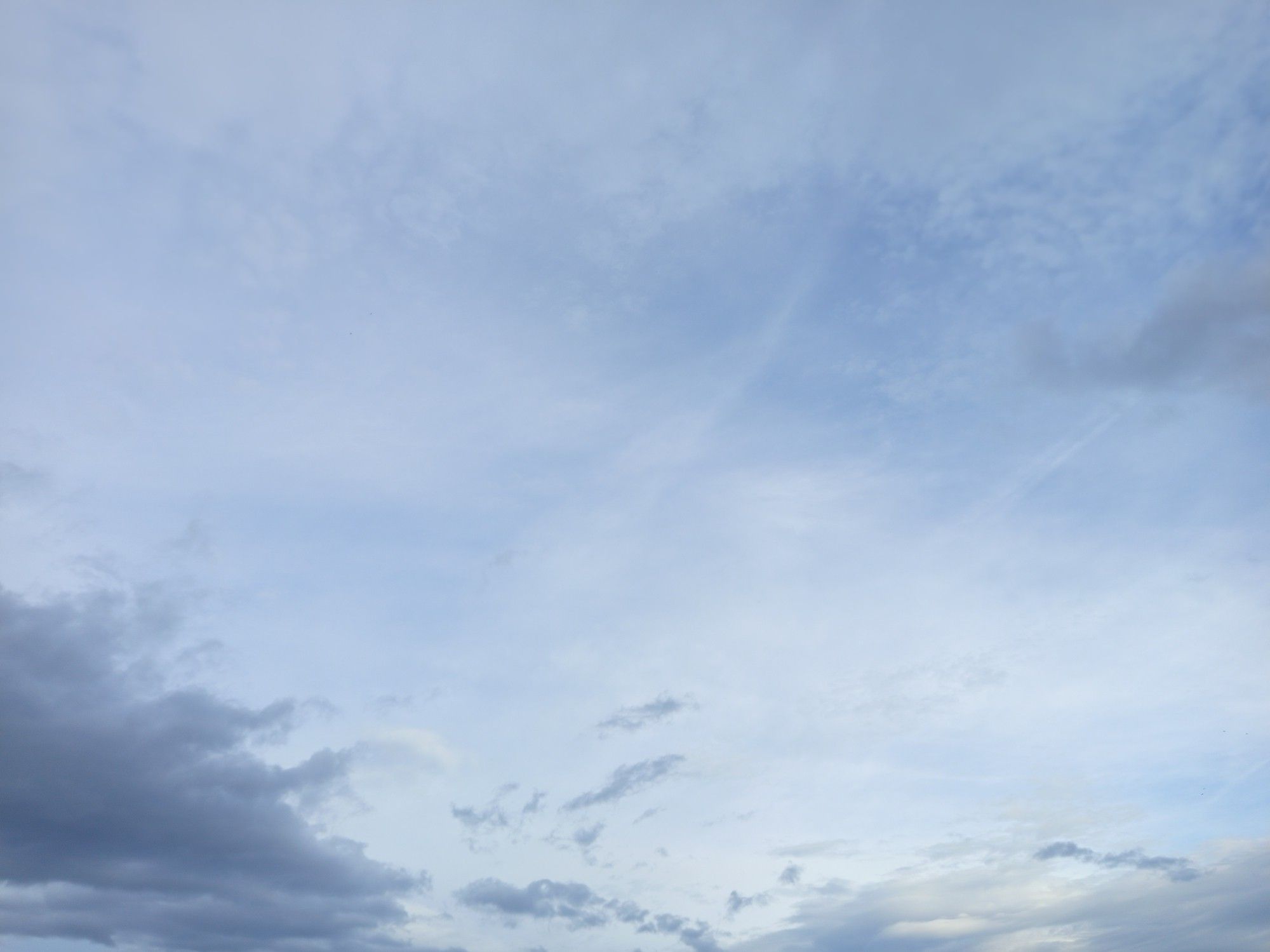 Ciel du matin, dégagé mais peuplé de nuages doux et clairs.