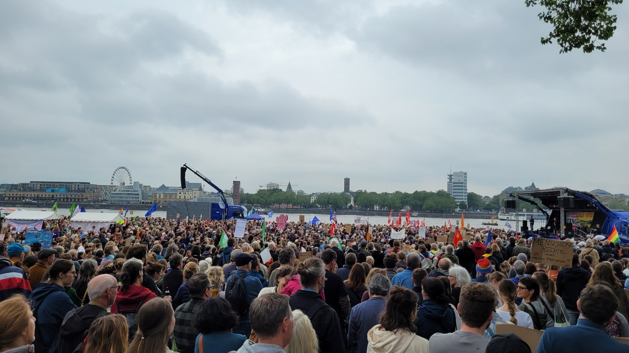 Demobild mit dem Publikum gegen rechts vom 1. Juni in Köln.