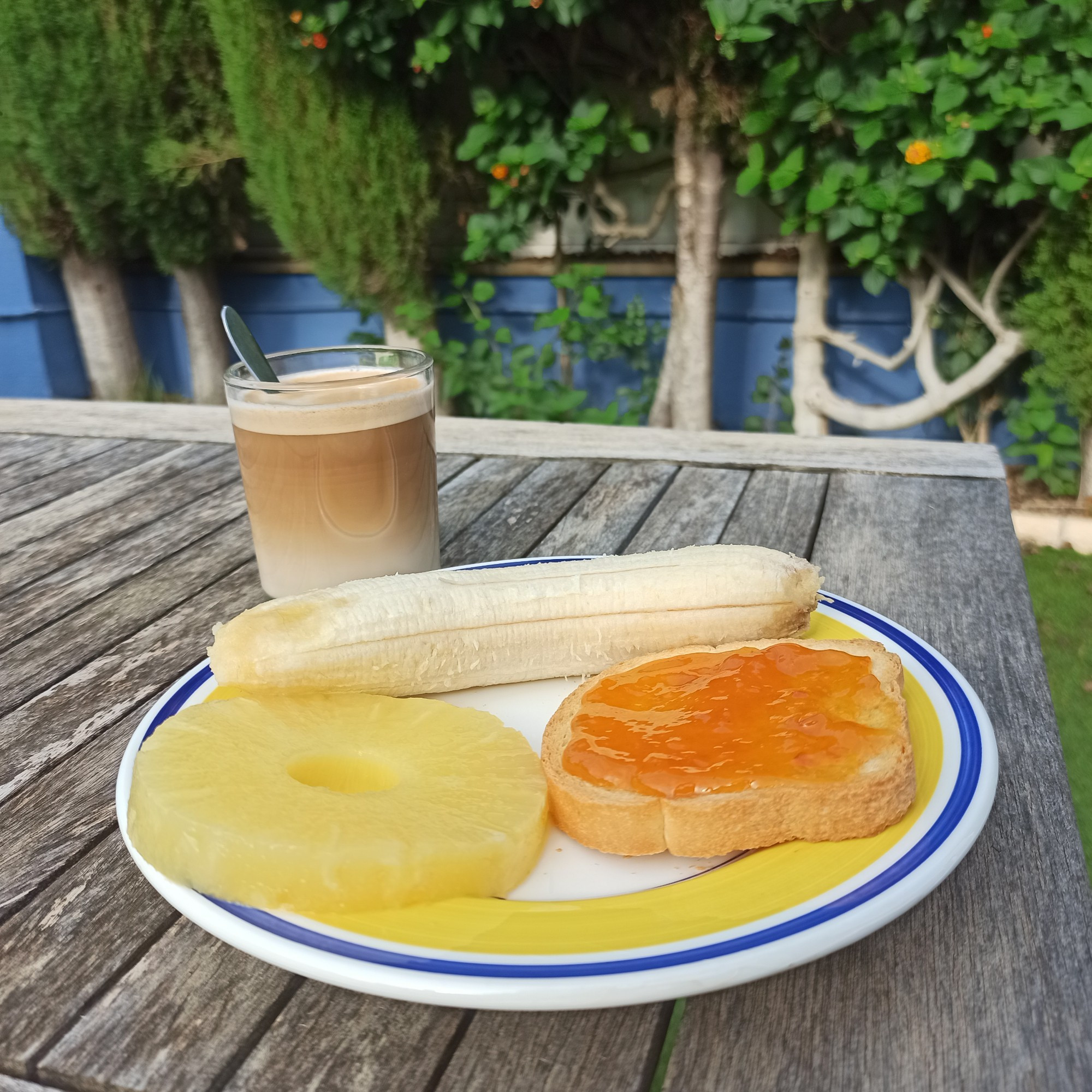 Esmorzar: cafè, torrada, plàtan i pinya