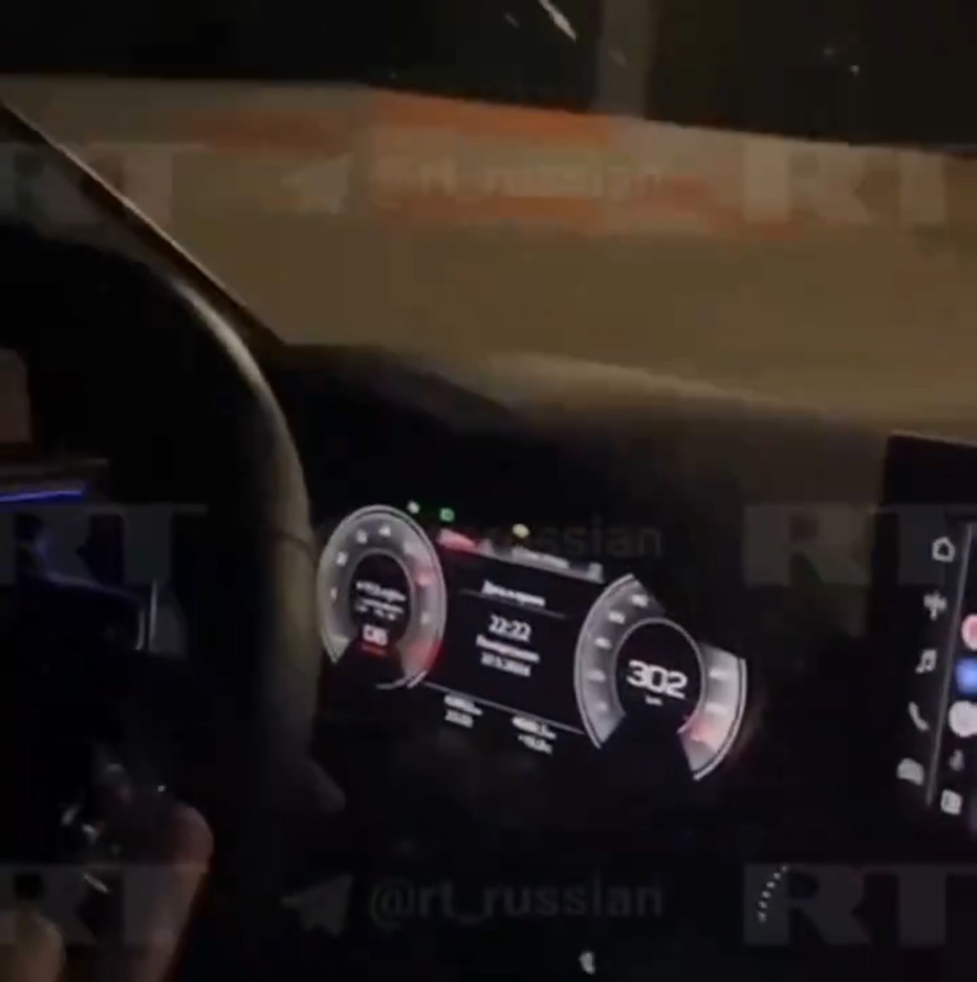 Screenshot aus einem Video aus dem Inneren das Audi RS5, der dokumentiert, wie der Fahrer mit 302 km/h über die Autobahn fährt. Im Video hört man den Fahrer und andere Insassen in dem Moment jubeln.