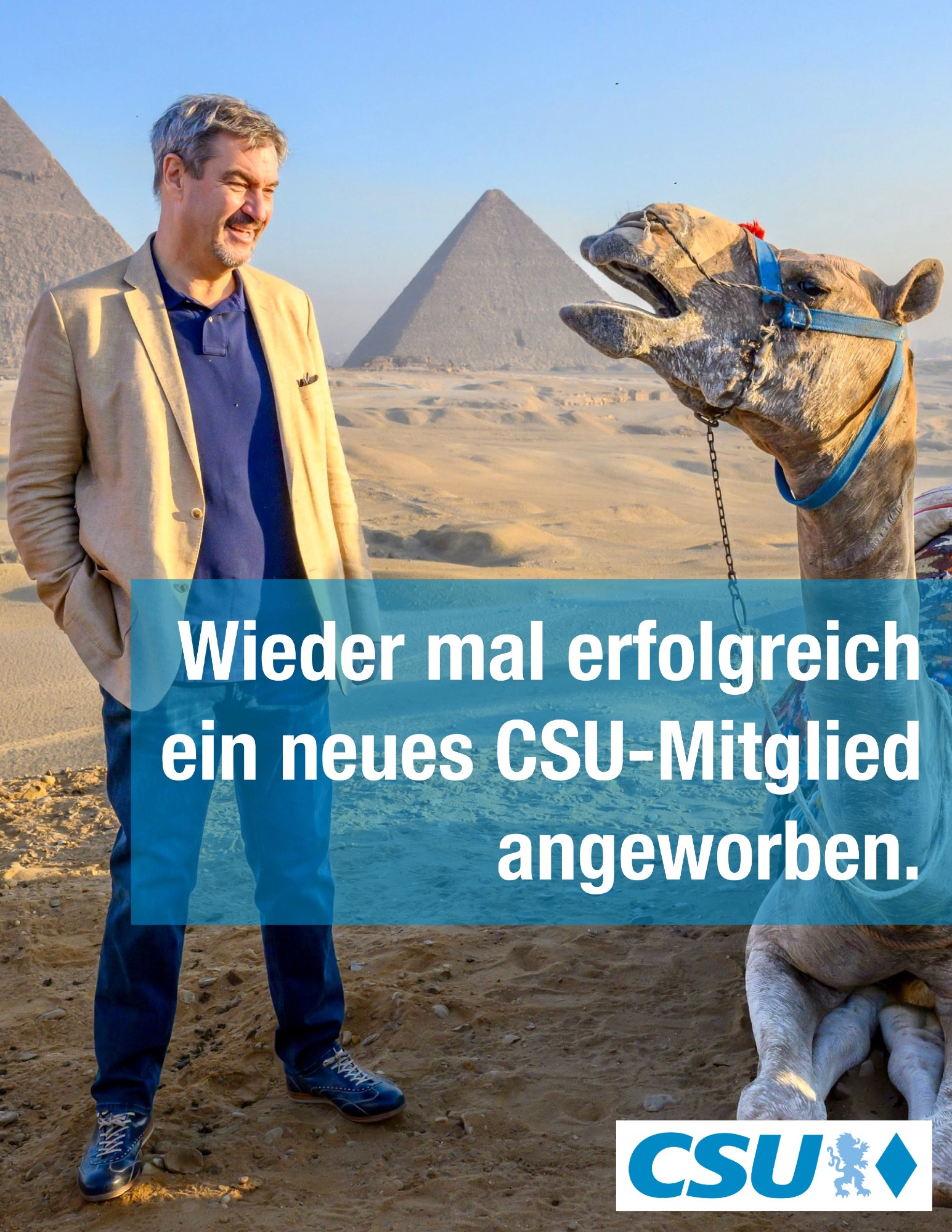 Foto von Markus Söder in Ägypten neben einem Dromedar. Im Hintergrund die Pyramiden.
“Wieder mal erfolgreich ein neues CSU-Mitglied angeworben.”
CSU-Logo