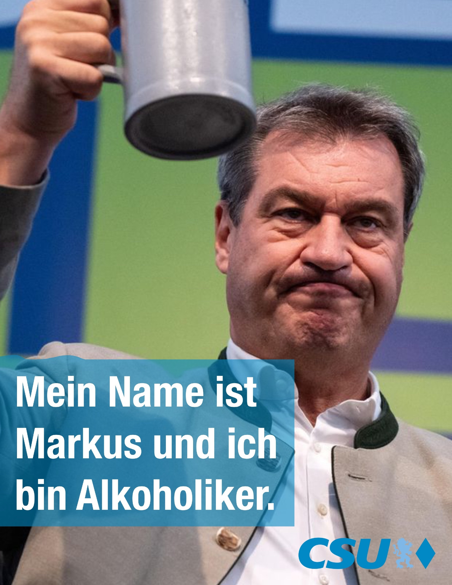 Foto von Markus Söder mit einem Bierkrug in der Hand.
“Mein Name ist Markus und ich bin Alkoholiker.”
CSU-Logo