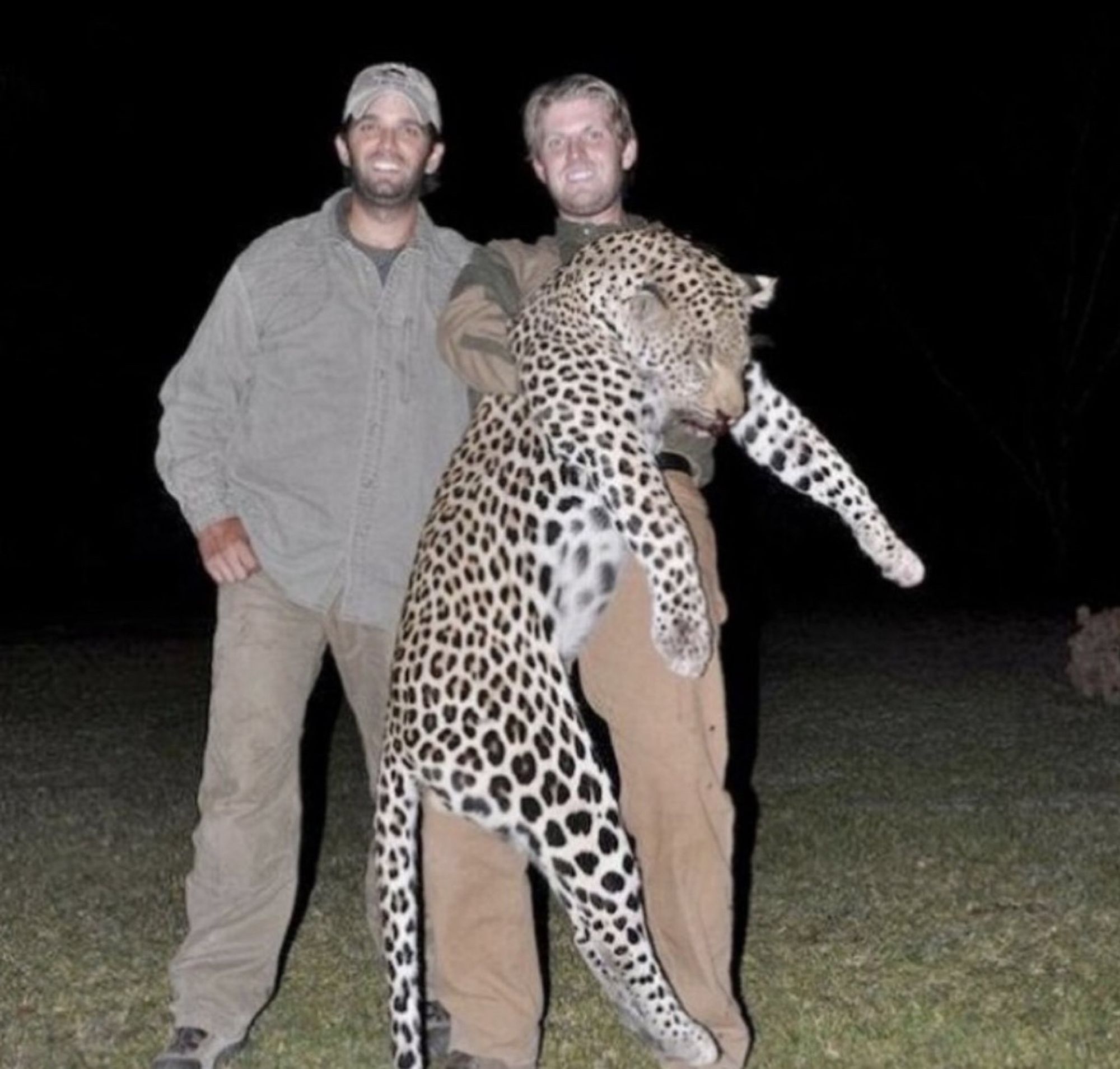 Donald Trumps Söhne, Don und Eric Trump posieren für ein Foto mit einem erlegten Leoparden, welcher zu einer bedrohten Tierart gehört. Sie betreiben die Jagd und das töten von bedrohten Tieren als Freizeitsport.