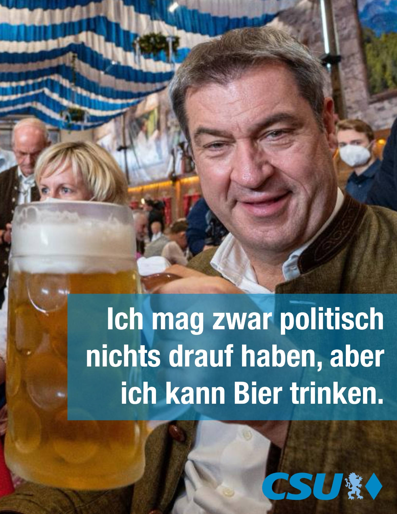 Foto von Markus Söder mit einem vollen Bierkrug in der Hand.
“Ich mag zwar politisch nichts drauf haben, aber ich kann Bier trinken.”
CSU-Logo