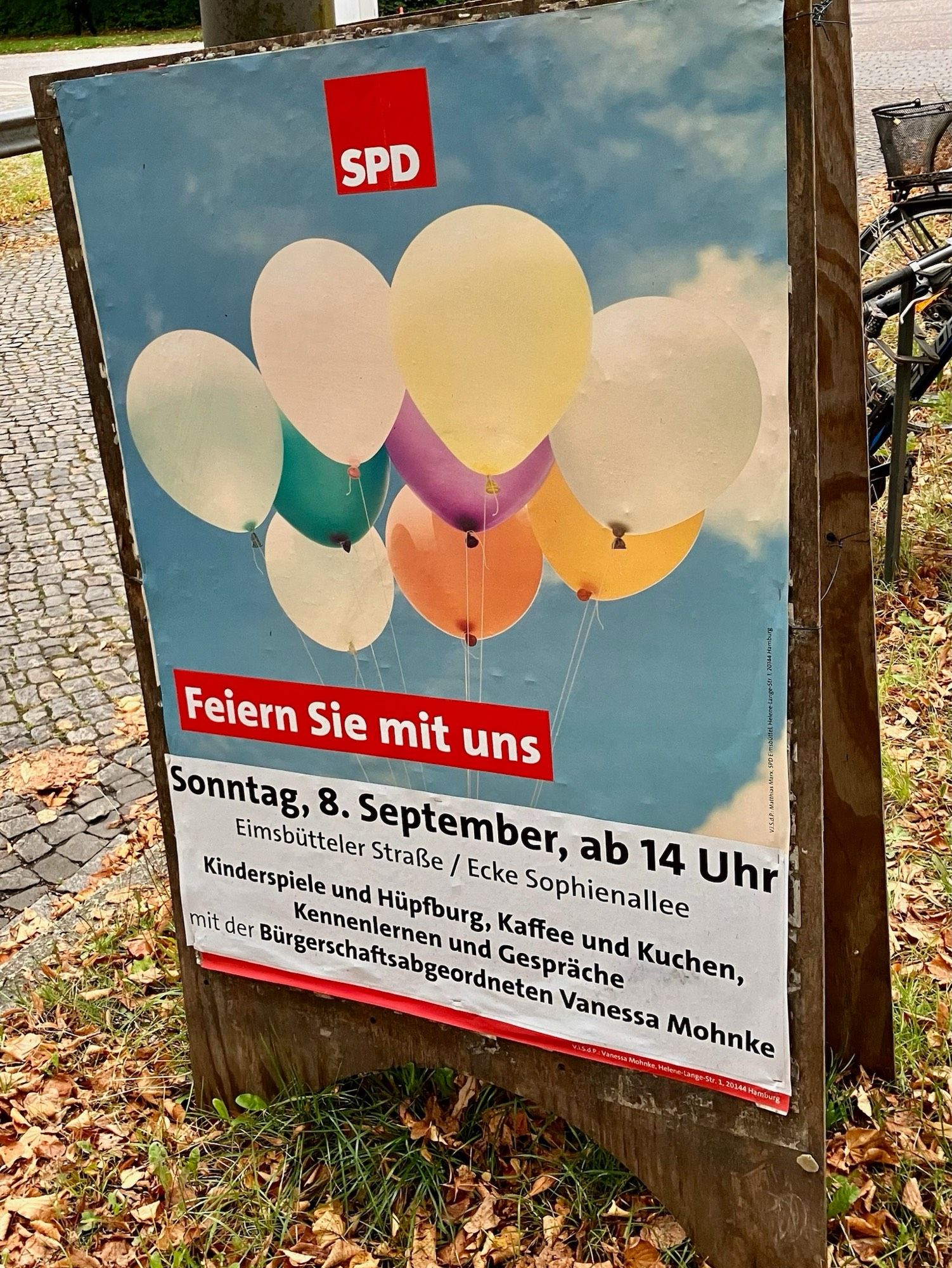 Plakat der Partei SPD:

SPD

Feiern Sie mit uns 
Sonntag, 8. September, ab 14 Uhr
Eimsbütteler Straße / Ecke Sophienallee Kinderspiele und Hüpfburg, Kaffee und Kuchen, Kennenlernen und Gespräche mit der Bürgerschaftsabgeordneten Vanessa Mohnke
VISd.P: Matthias Marx, SPD Eimsbüttel, Helene Lange-Str. 1, 20144 Hamburg