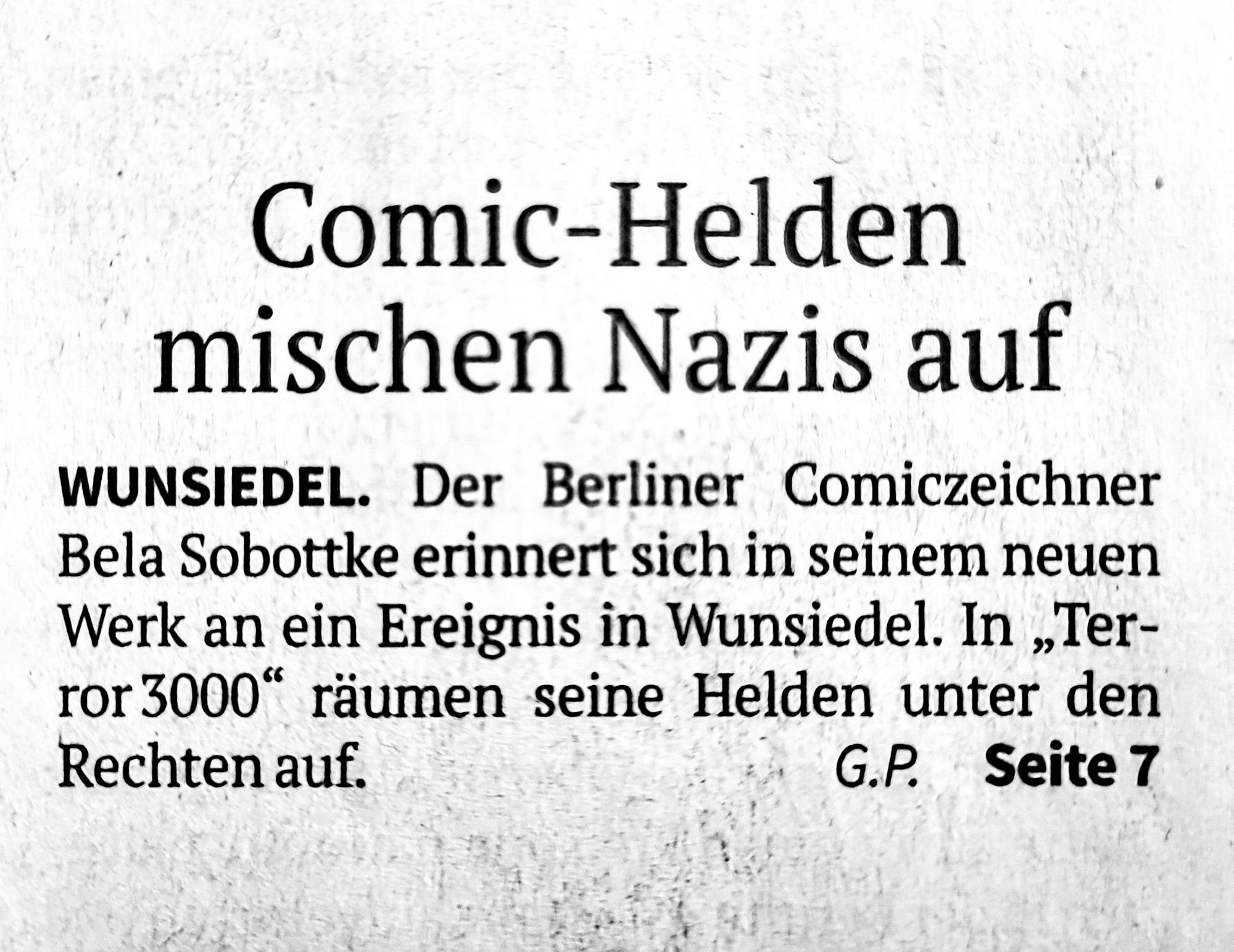 Das Foto von der Titelseite der Frankenpost vom 26.09.2024: »Comic-Helden mischen Nazis auf. Wunsiedel. Der Berliner Comiczeichner Bela Sobottke erinnert sich in seinem neuen Werk an ein Ereignis in Wunsiedel. In "Terror 3000" räumen seine Helden unter den Rechten auf. Seite 7«