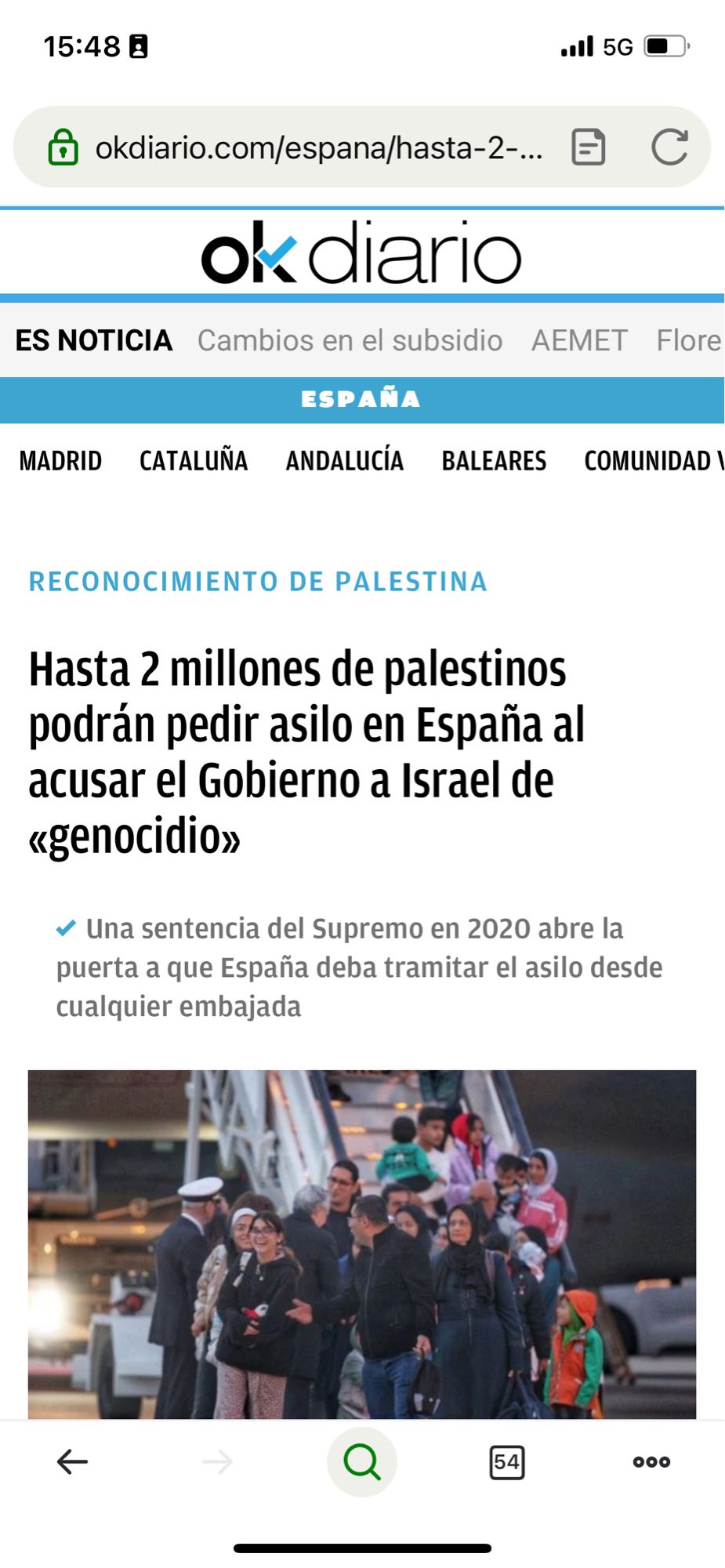 Das Bild zeigt einen Screenshot der spanischen Zeitung OkDiario mit der Schlagzeile auf Spanisch, dass der Vorwurf des Genozids gegen Israel dazu führen könnte, dass bis zu 2 Millionen Gazaner Asyl in Spanien bekommen könnten.