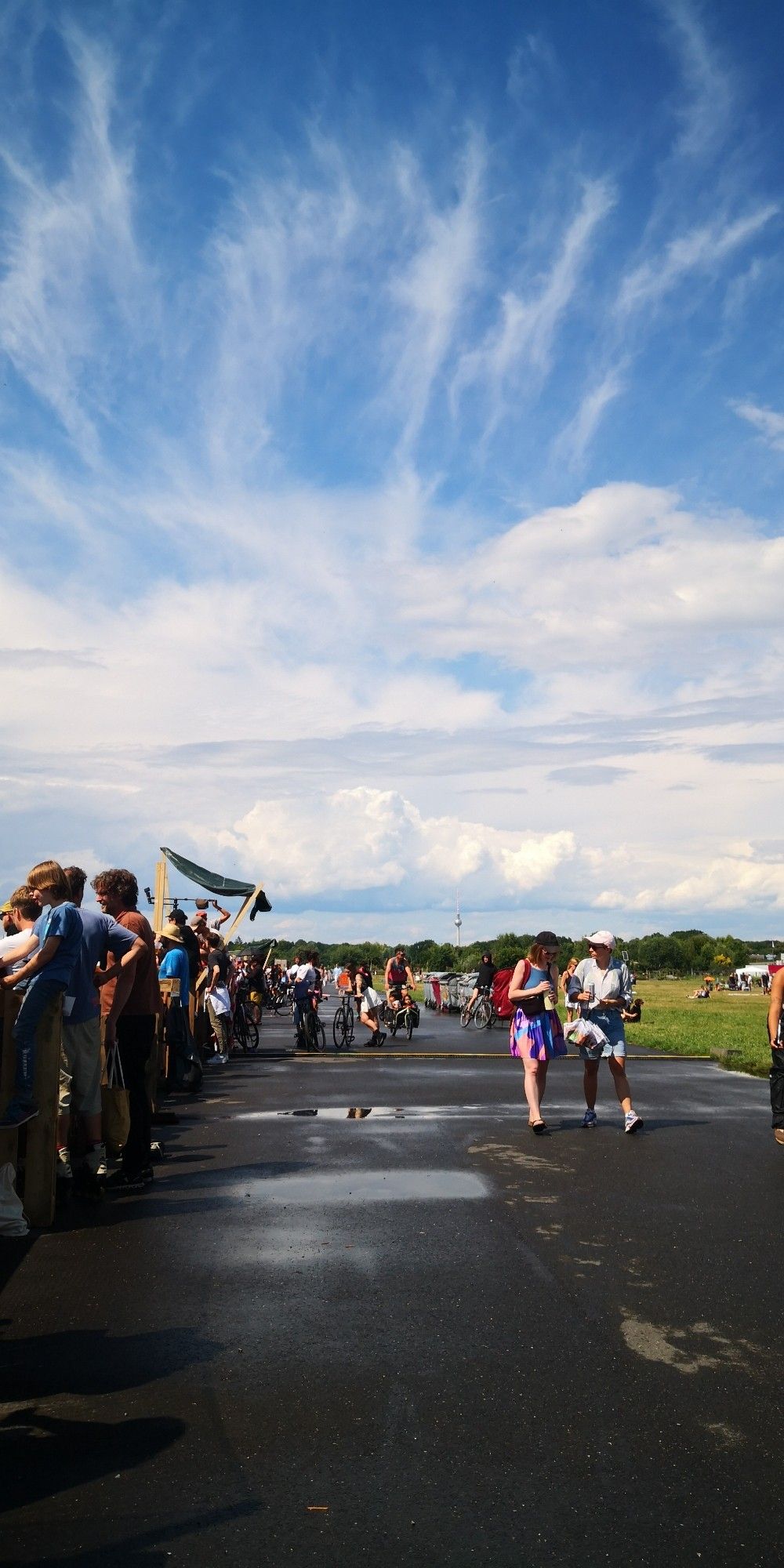 Viele Menschen auf einer ehemaligen Startbahn auf dem Tempelhofer Feld