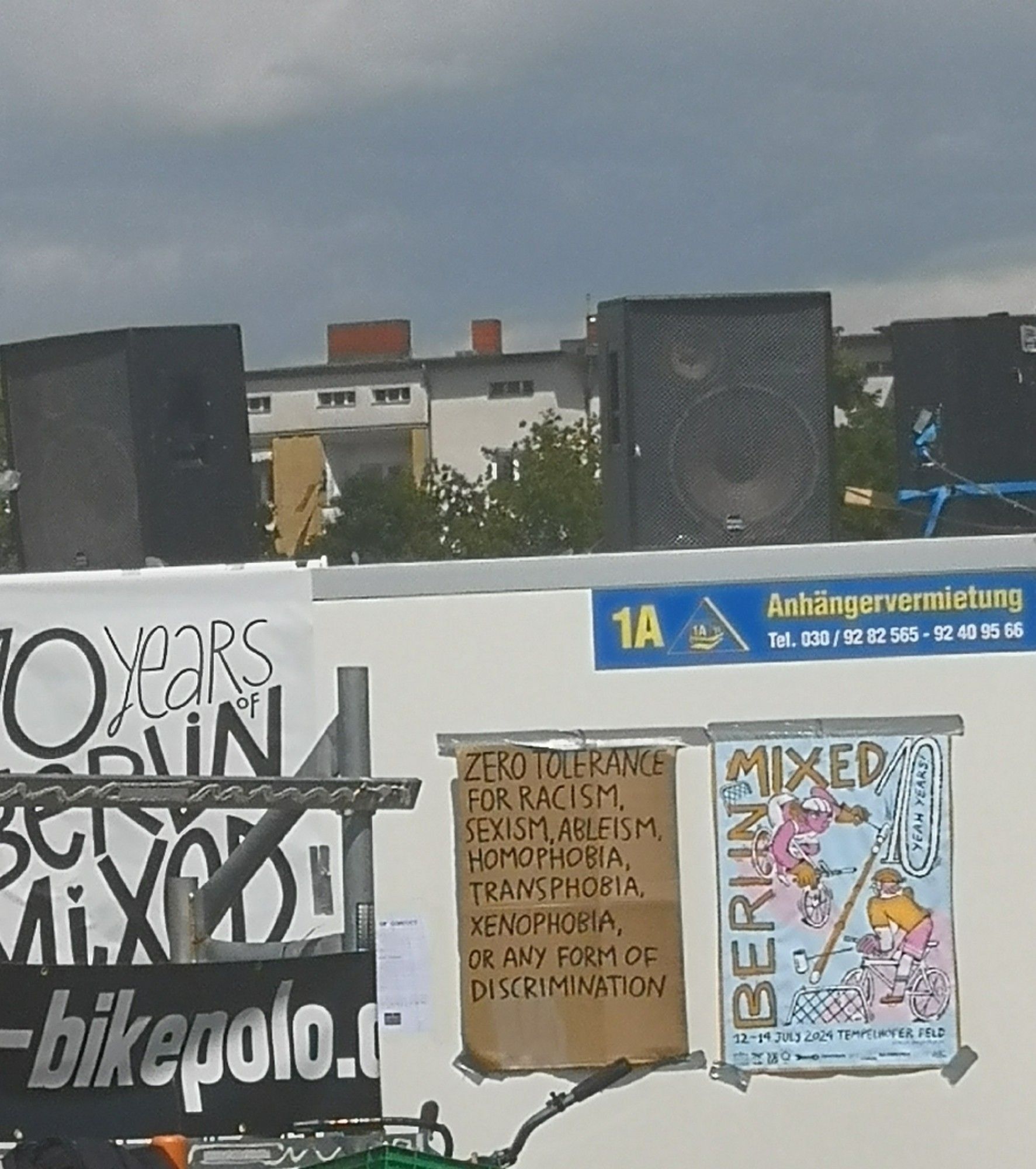 Schild mit der Aufschrift 'Zero tolerance for racism, sexism, ableism, hophobia, transphibie and any form of discrimination' an einem kleinen Gebäude auf dem Tempelhofer Feld