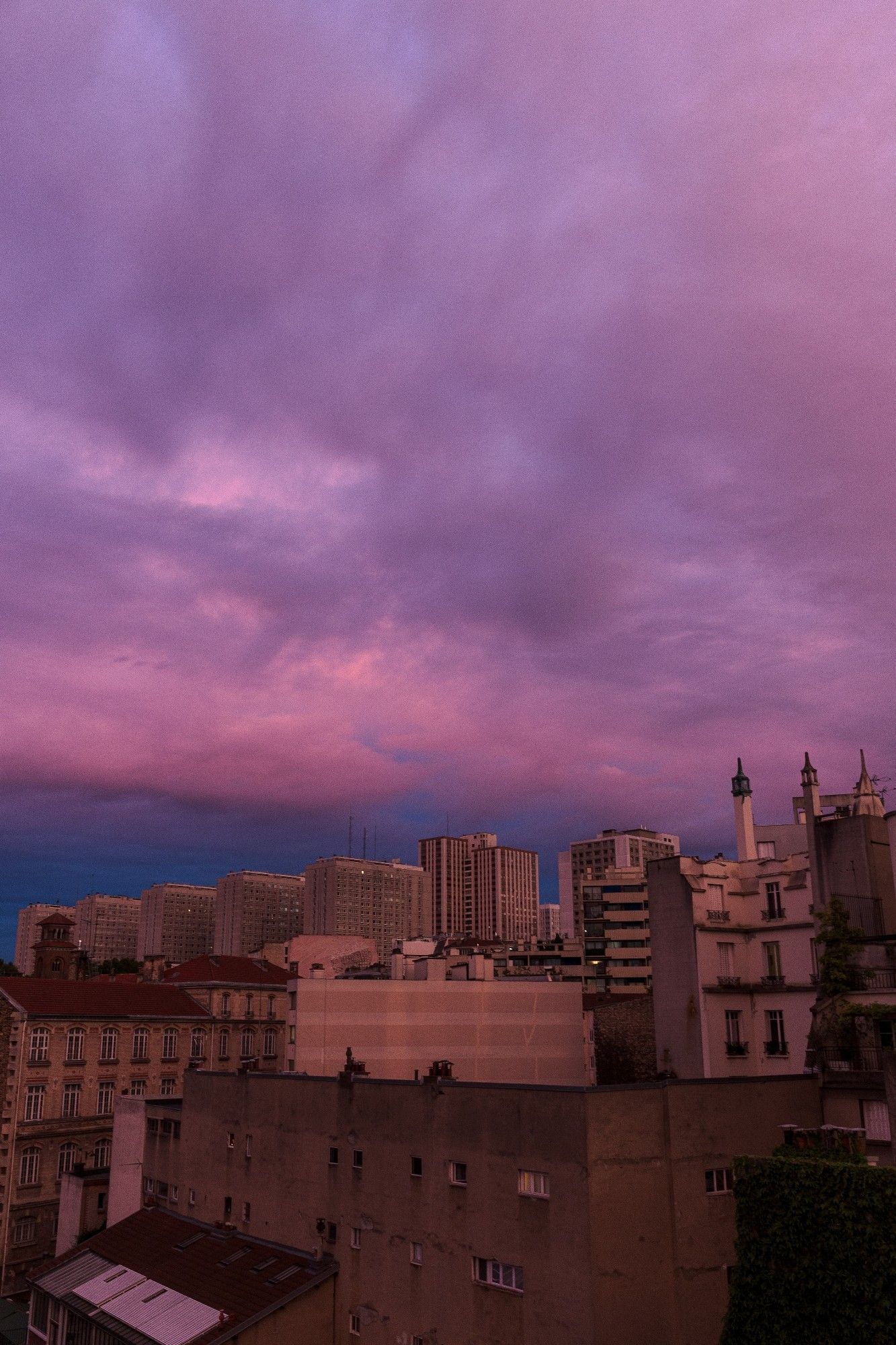 Coucher du soleil qui teint le ciel et les nuages en rose