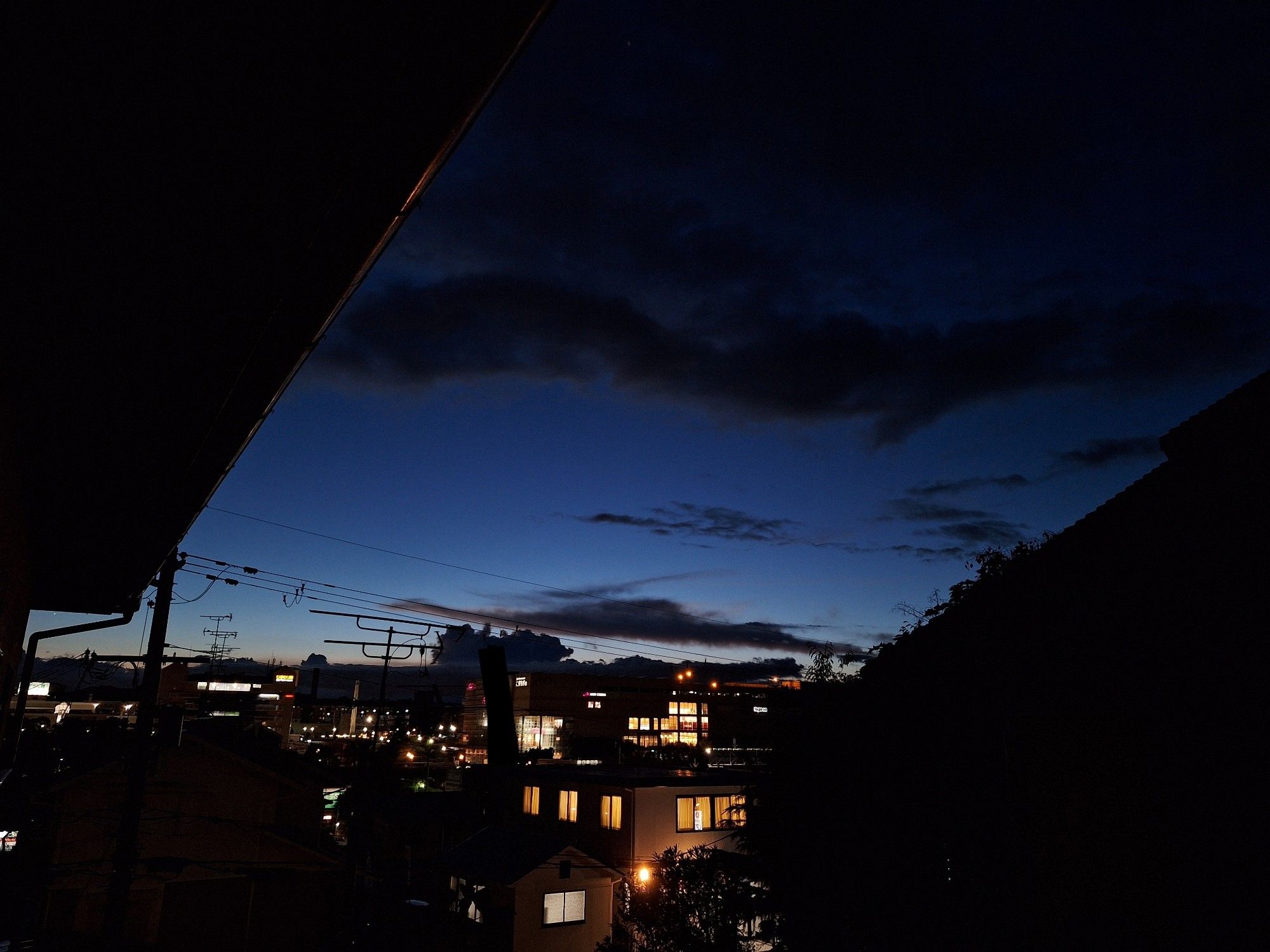 住宅地の隙間からの夜景
少し小高い場所から