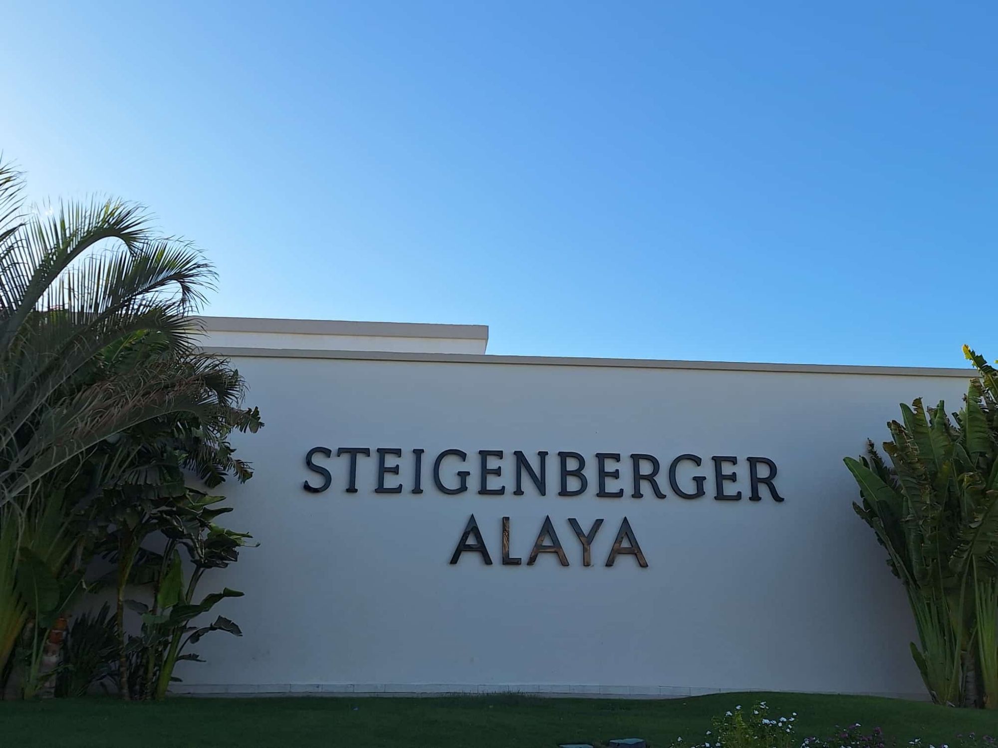 Schriftzug am Hotel: "Steigenberger Alaya" - sehr empfehlenswert :o)