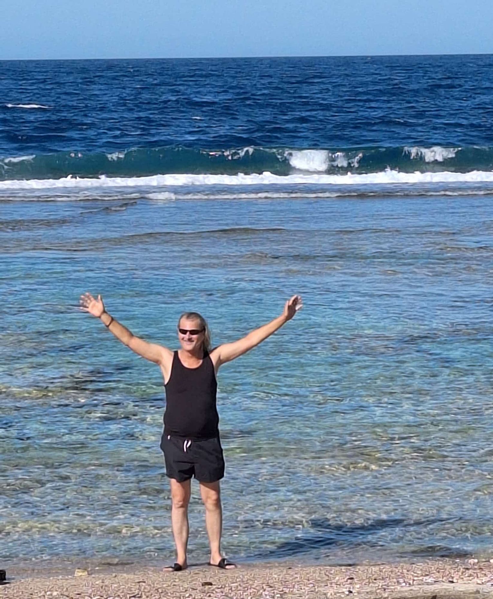 Einfach ich, am Strand, hebe meine Arme, umarme die Welt, vor Freude, so eine schöne Zeit erleben zu dürfen. Im Hintergrund das blaue Meer Nordafrikas. Eigentlich ist es das "Rote Meer" ;o)