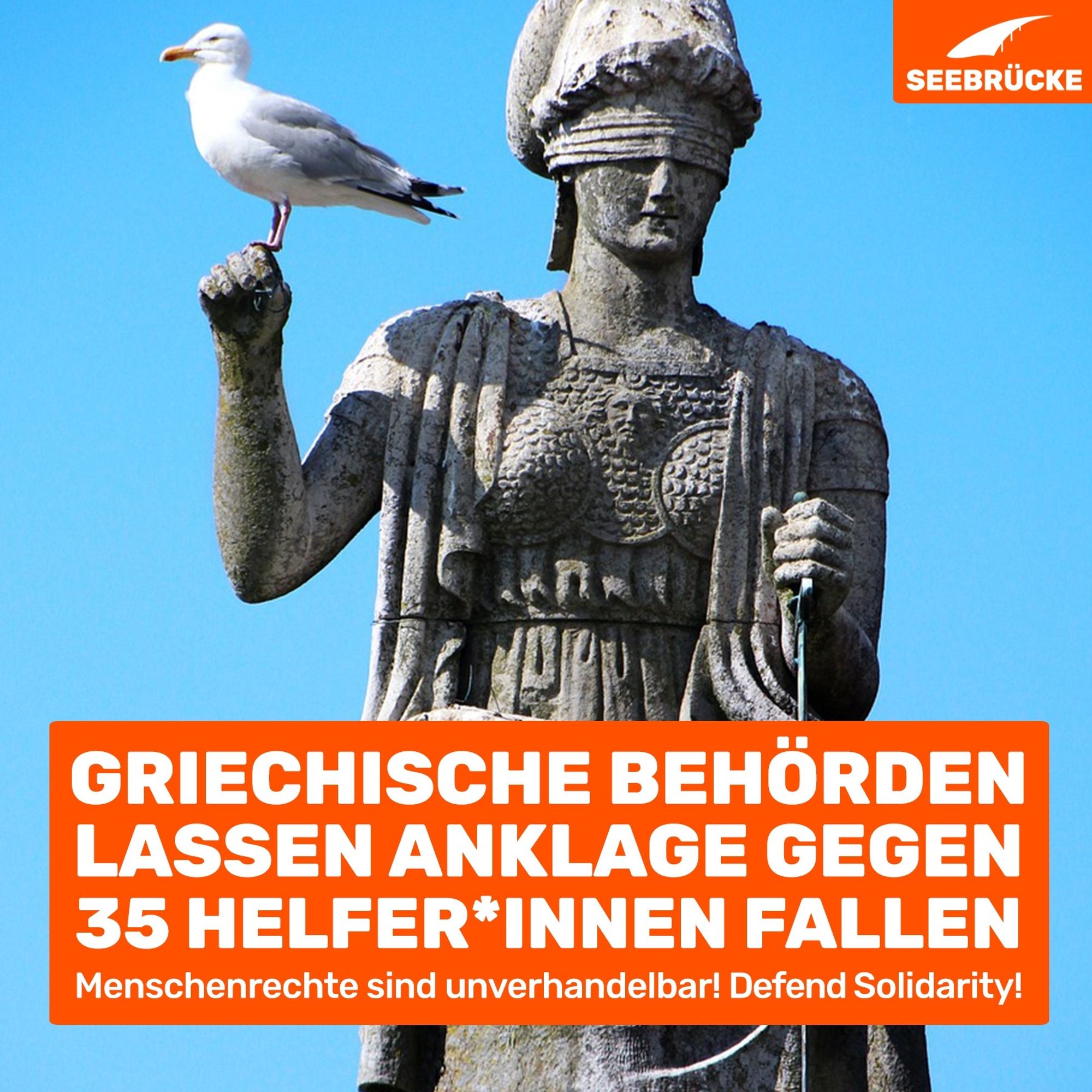 Foto einer Statue der Justizia, eine Möwe sitzt auf der rechten Hand, der Himmel ist blau. In einem orangen Kasten steht “Griechische Behörden lassen Anklage gegen 35 Helfer*innen fallen. Menschenrechte sind unverhandelbar! Defend Solidarity!” In der rechten oberen Ecke ist das Seebrücke-Logo in weiß auf orange.