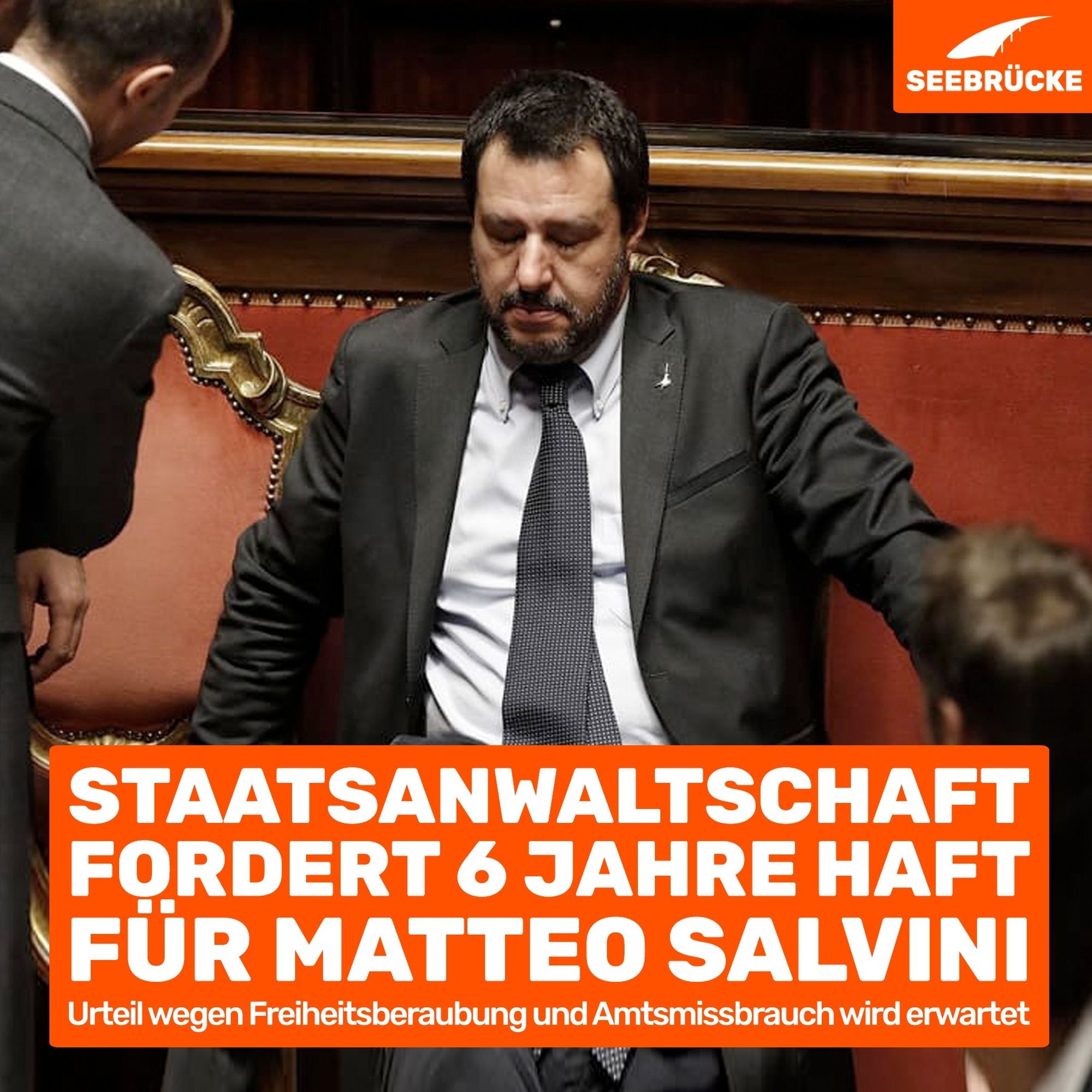 Foto von Matto Salvini. In einem orangen Kasten steht “Staatsanwaltschaft fordert 6 Jahre Haft für Matteo Salvini. Urteil wegen Freiheitsberaubung und Amtsmissbrauch wird erwartet”. In der rechten oberen Ecke ist das Seebrücke-Logo in weiß auf orange.