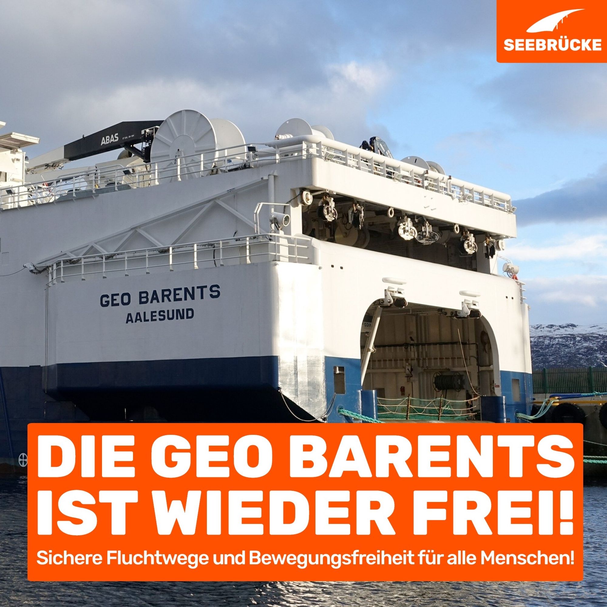 Foto der Geo Barents. In einem orangen Kasten steht "Die Geo Barents ist wieder frei! Sichere Fluchtwege und Bewegungsfreiheit für alle Menschen!" In der rechten oberen Ecke ist das Seebrücke-Logo in weiß auf orange.