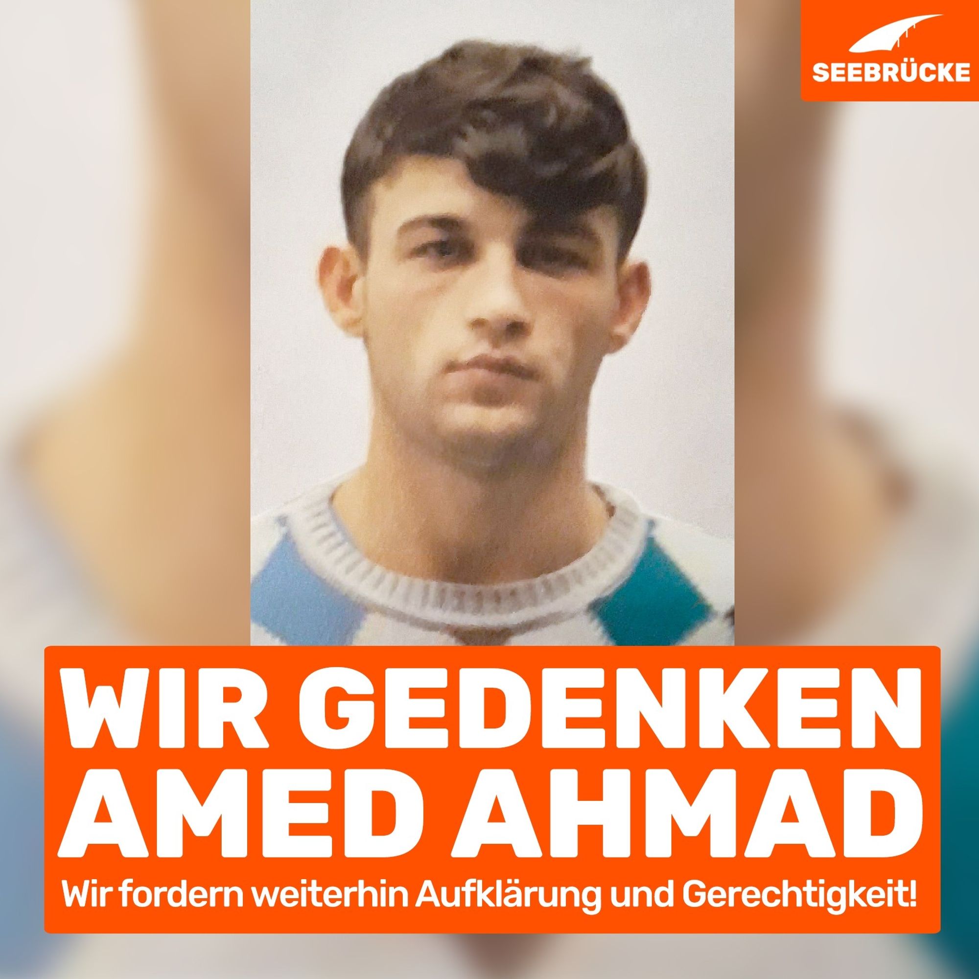 Foto von Amed Ahmad. In einem orangen Kasten steht "Wir gedenken Amed Ahmad. Wir fordern weiter Aufklärung und Gerechtigkeit". In der rechten oberen Ecke ist das Seebrücke-Logo in weiß auf orange.