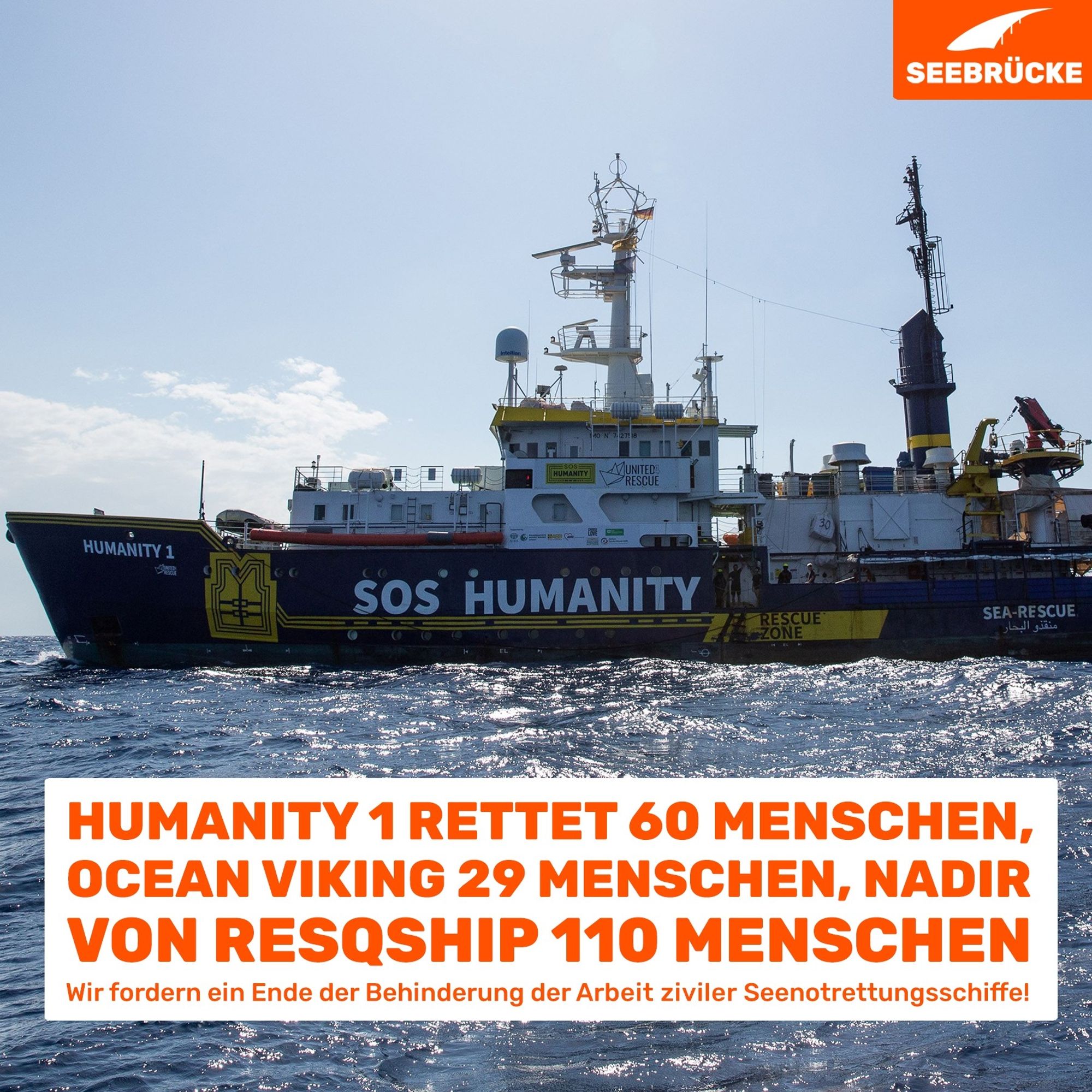 Foto der Humanity1. In einem weißen Kasten steht "Humanity 1 rettet 60 Menschen, Ocean Viking 29 Menschen, Nadir von resqship 110 Menschen. Wir fordern ein Ende der Behinderung der Arbeit ziviler Seenotrettungsschiffe!". In der rechten oberen Ecke ist das Seebrücke-Logo in weiß auf orange.