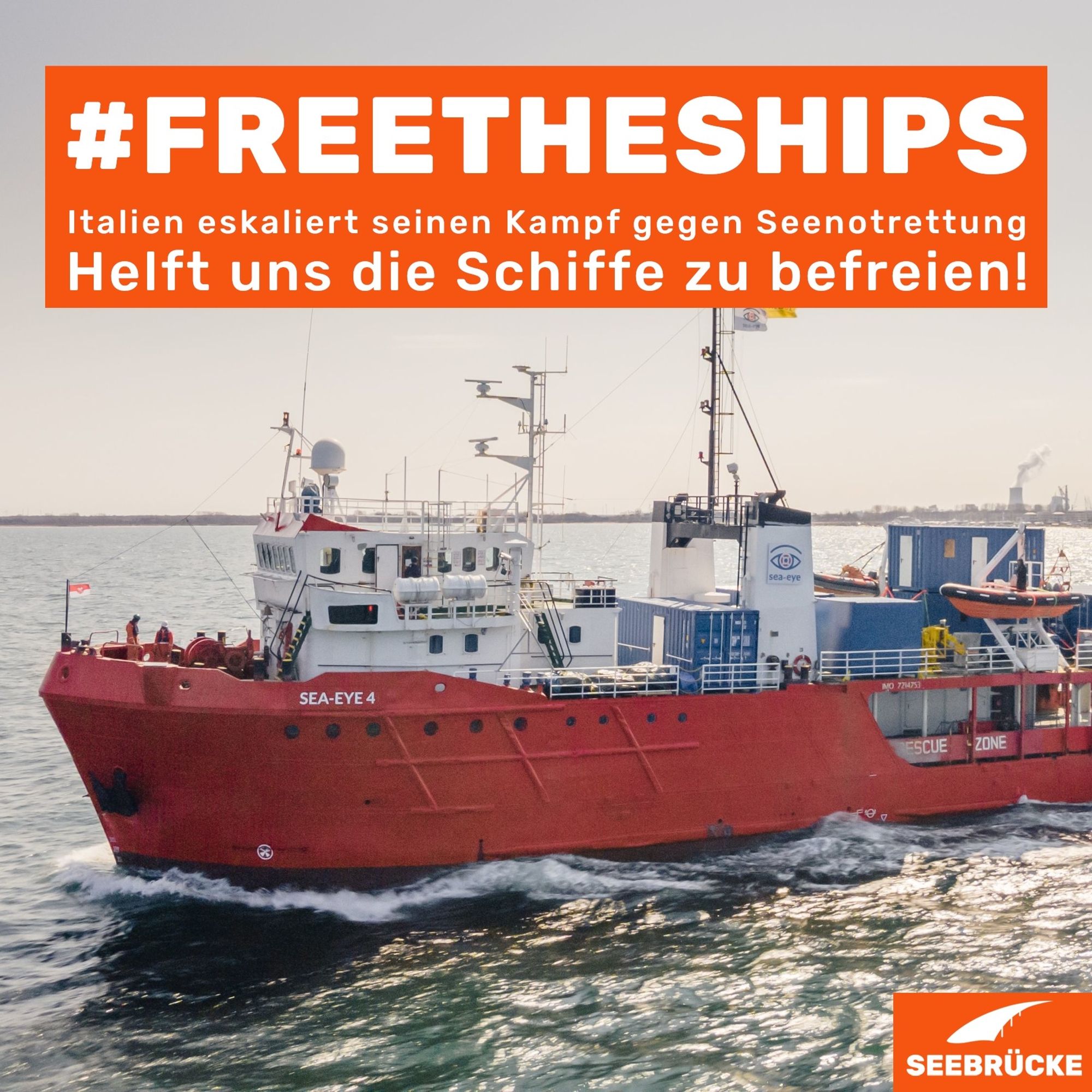 Foto der Sea-Eye 4 auf einem Wasser. In einem orangen Kasten steht “#FREETHESHIPS Italien eskaliert seinen Kampf gegen Seenotrettung. Helft uns die Schiffe zu befreien!” In der rechten unteren Ecke ist das Seebrücke-Logo in weiß auf orange.