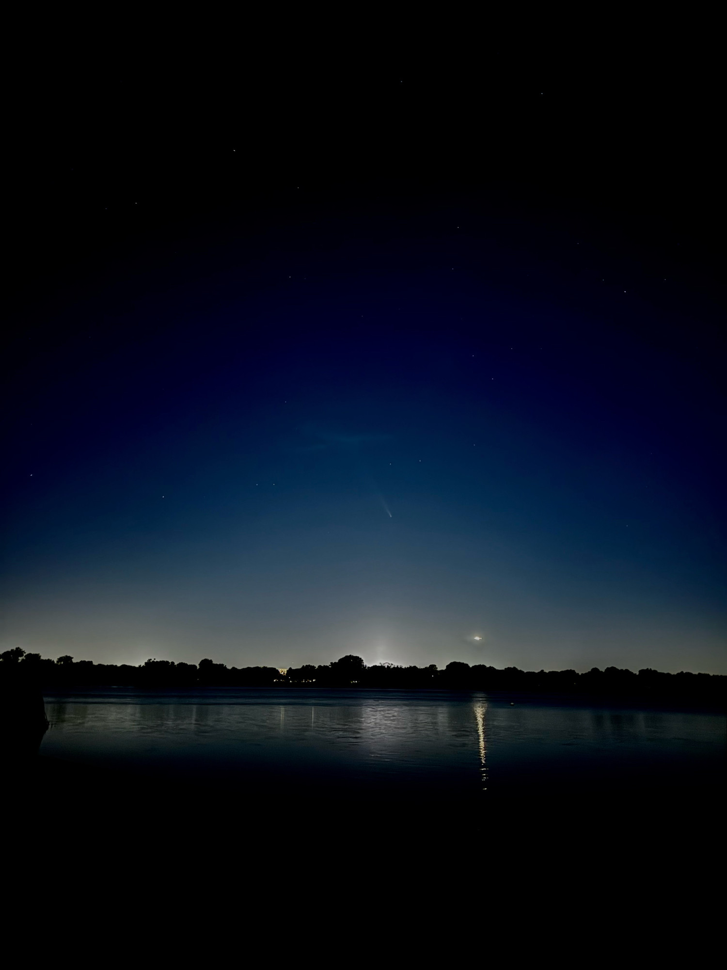 The comet Tsuchinshan-ATLAS over Lake Hiawatha