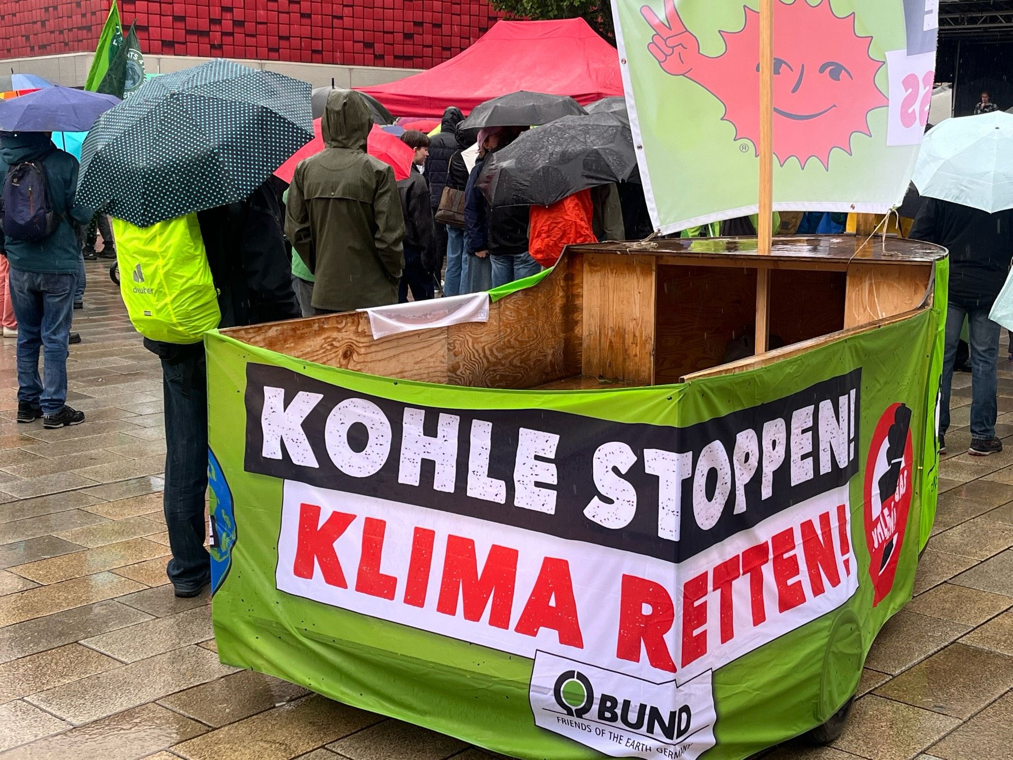 Wagen mit Aufschrift: Kohle stoppen - Klima retten.