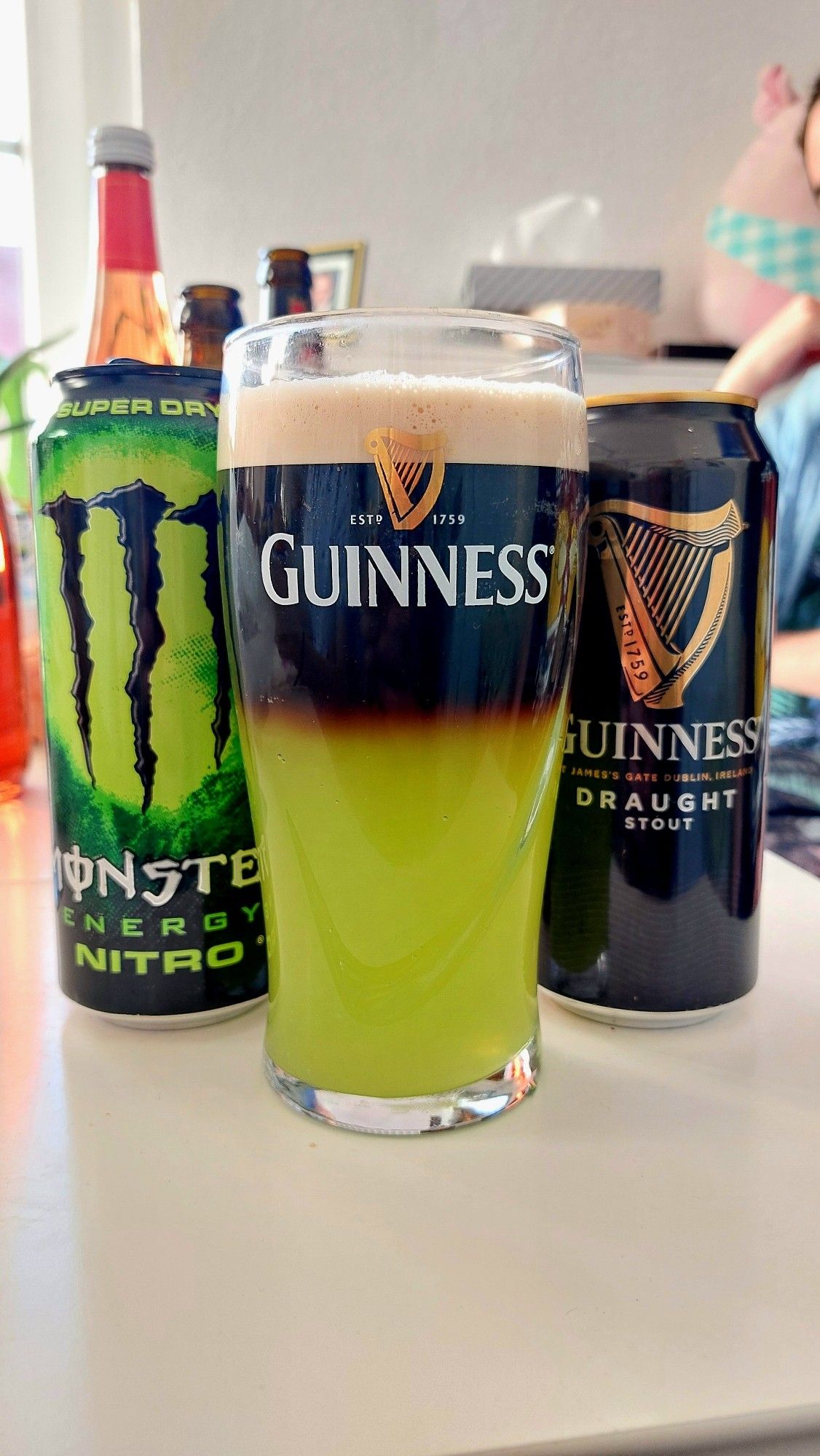 Guinness Stout und Monster Energy in einem Glas gemischt