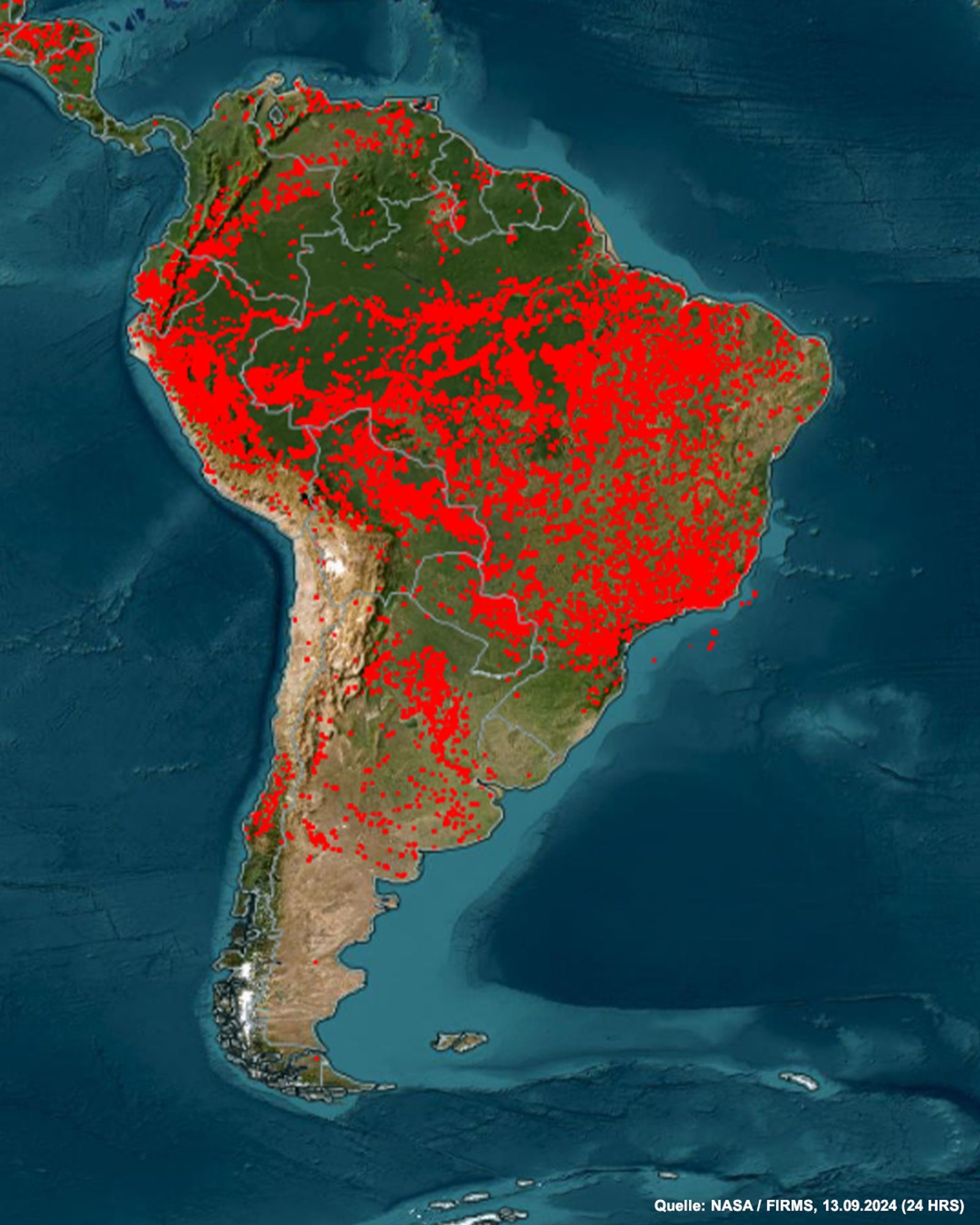 Eine Satellitenkarte vom südamerikanischen Kontinent. Die orangen Punkte sind besonders im großen Regenwaldgebiet von Brasilien so dicht und zahlreich, dass sie fast eine orange Fläche bilden. Aber auch in Peru, Equador und Kolumbien gibt es einen Ring aus dicht aneinander liegenden Punkten. Insgesamt ist grob die Hälfte des Kontinents orange. 