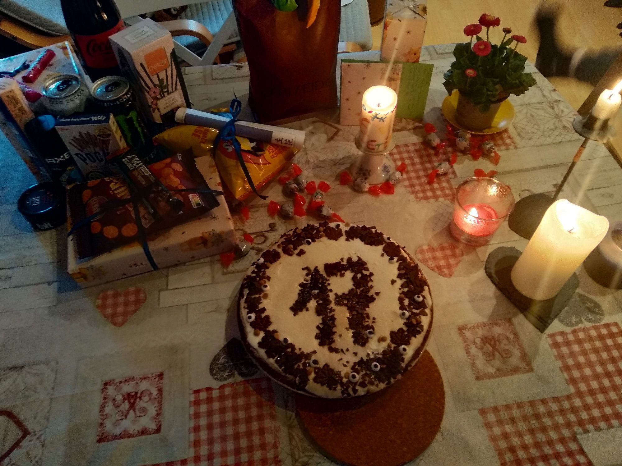 Geburtstagstisch mit Kuchen und Kerzen