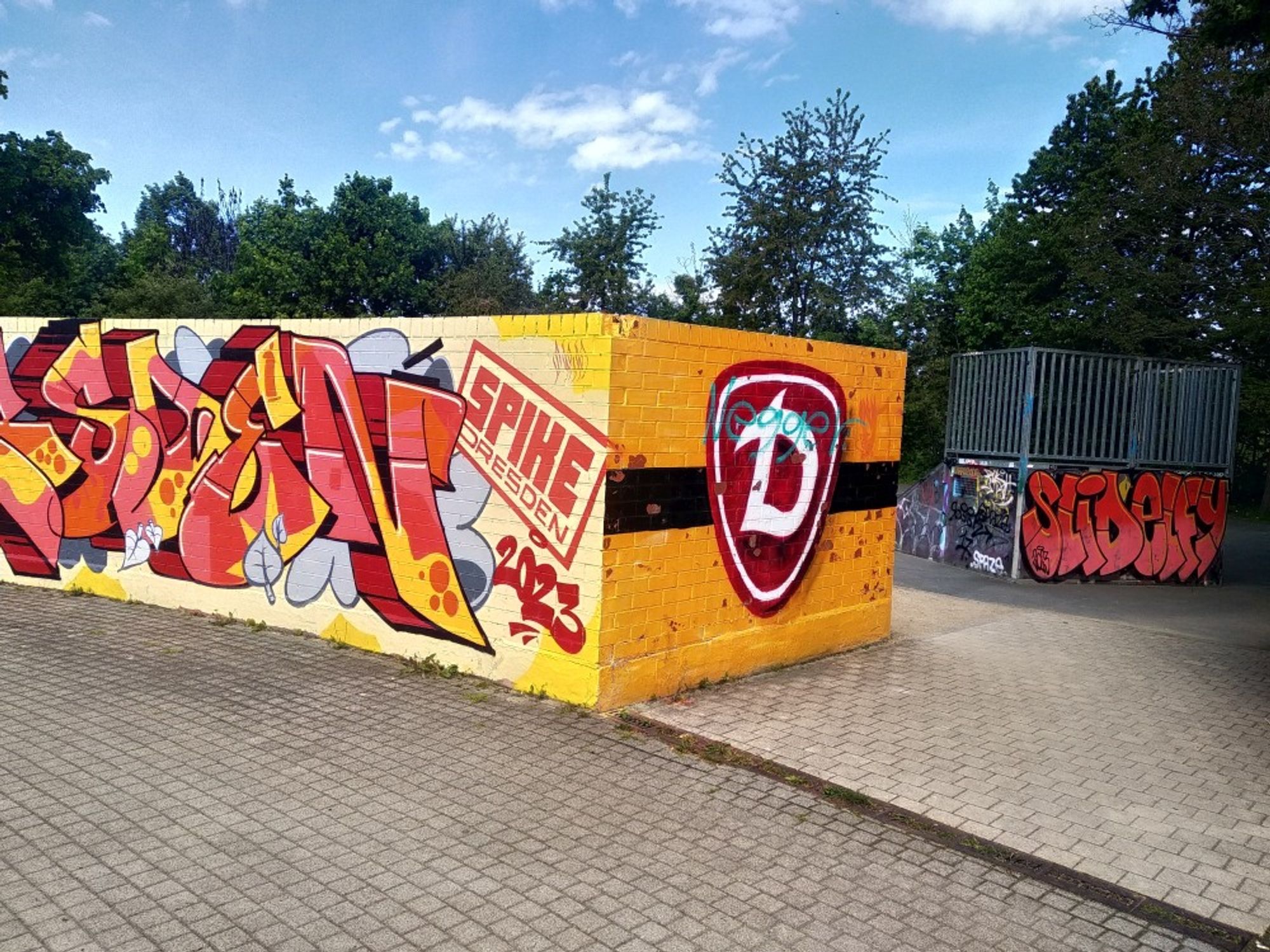 Skate-Anlage am Eingang Hugo-Bürkner-Park mit Graffiti u.a. von Spike.
Das Spike braucht übrigens eine neue Unterkunft.