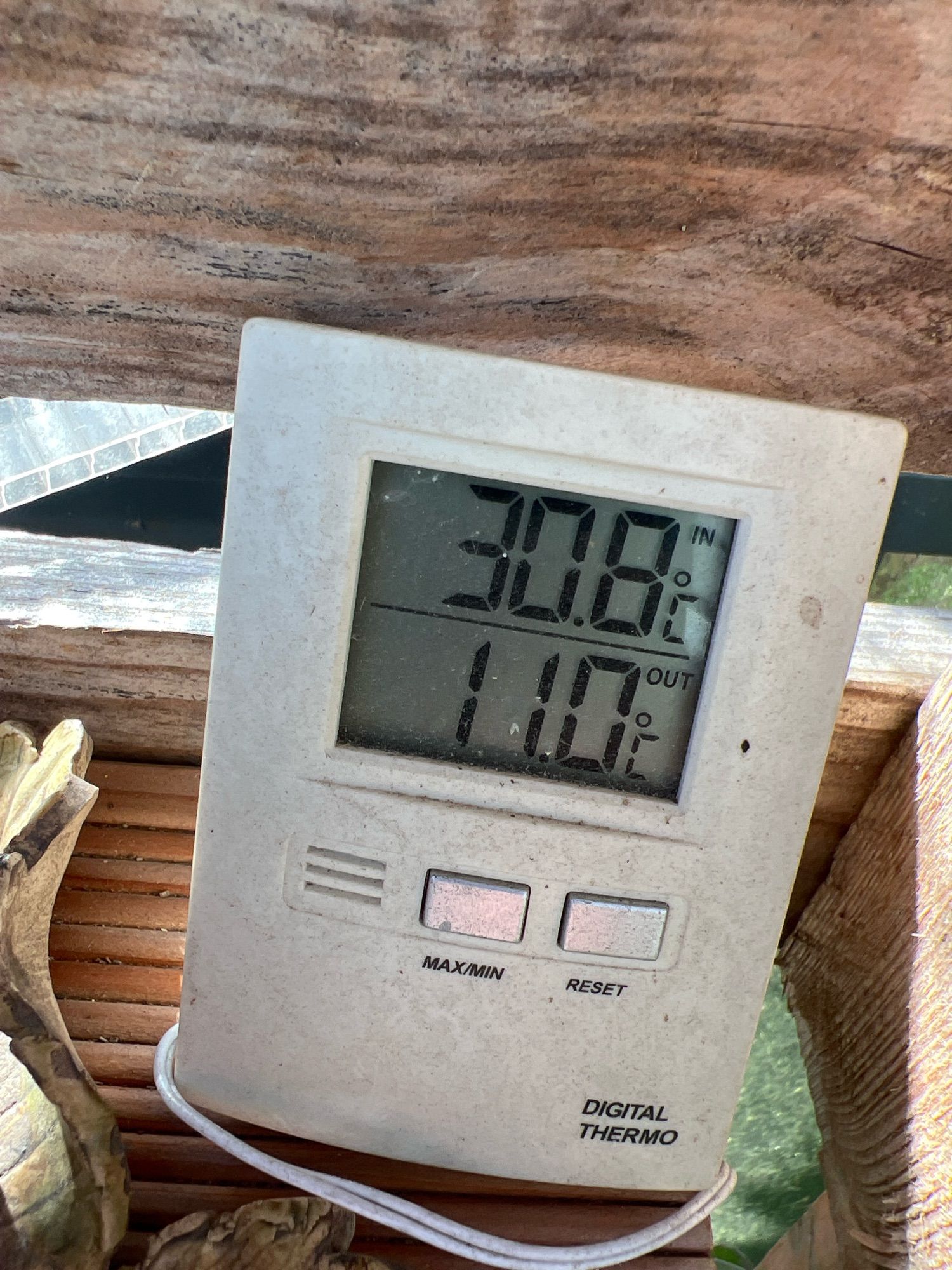 Gewächshaus, Thermometer, Innentemperatur, 30,8°, Außentemperatur 11°