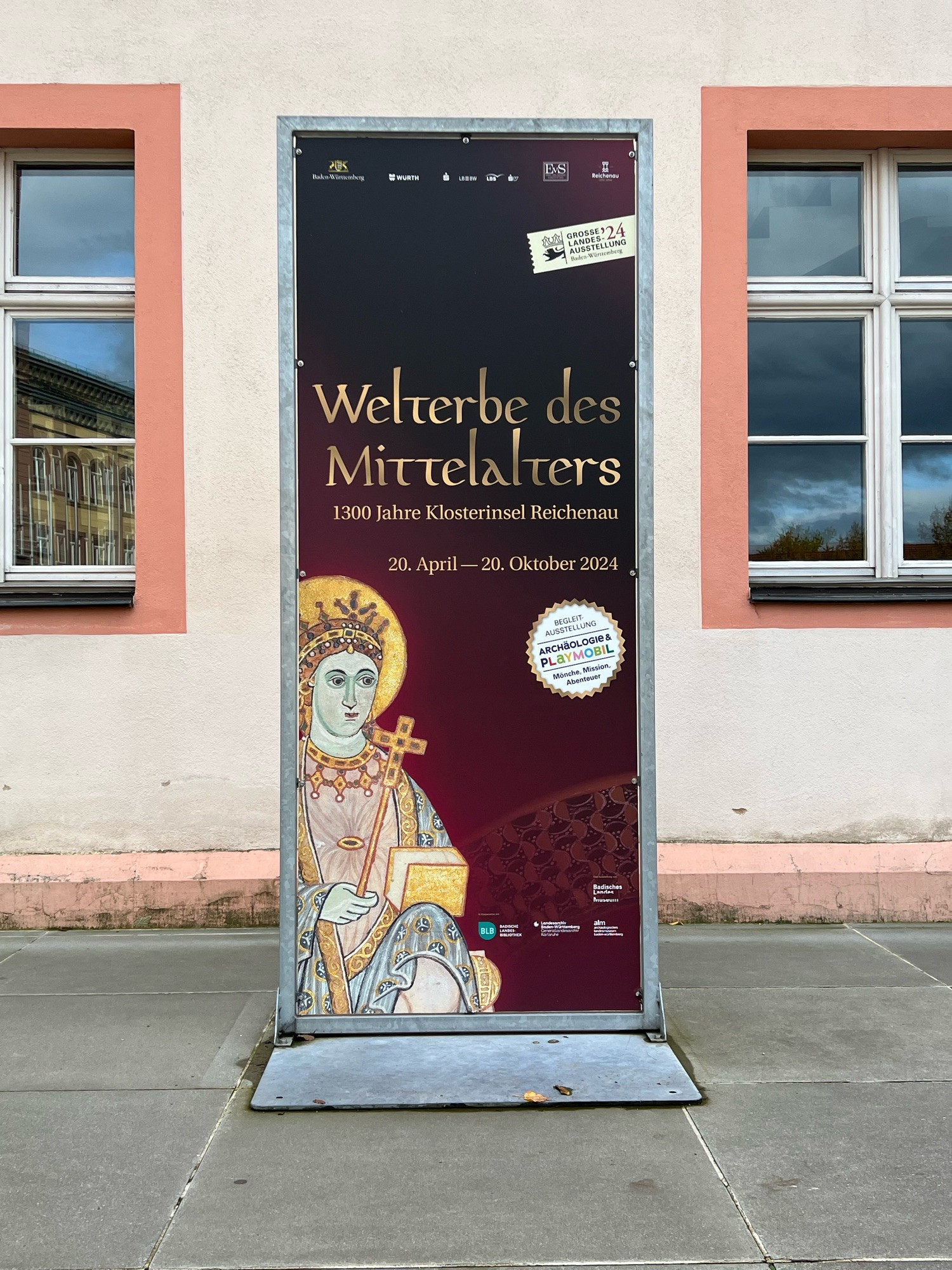 Aufstellen zur Ausstellung „Welterbe des Mittelalters - 1300 Jahre Klosterinsel Reichenau“ vor dem Archäologischen Landesmuseum Konstanz