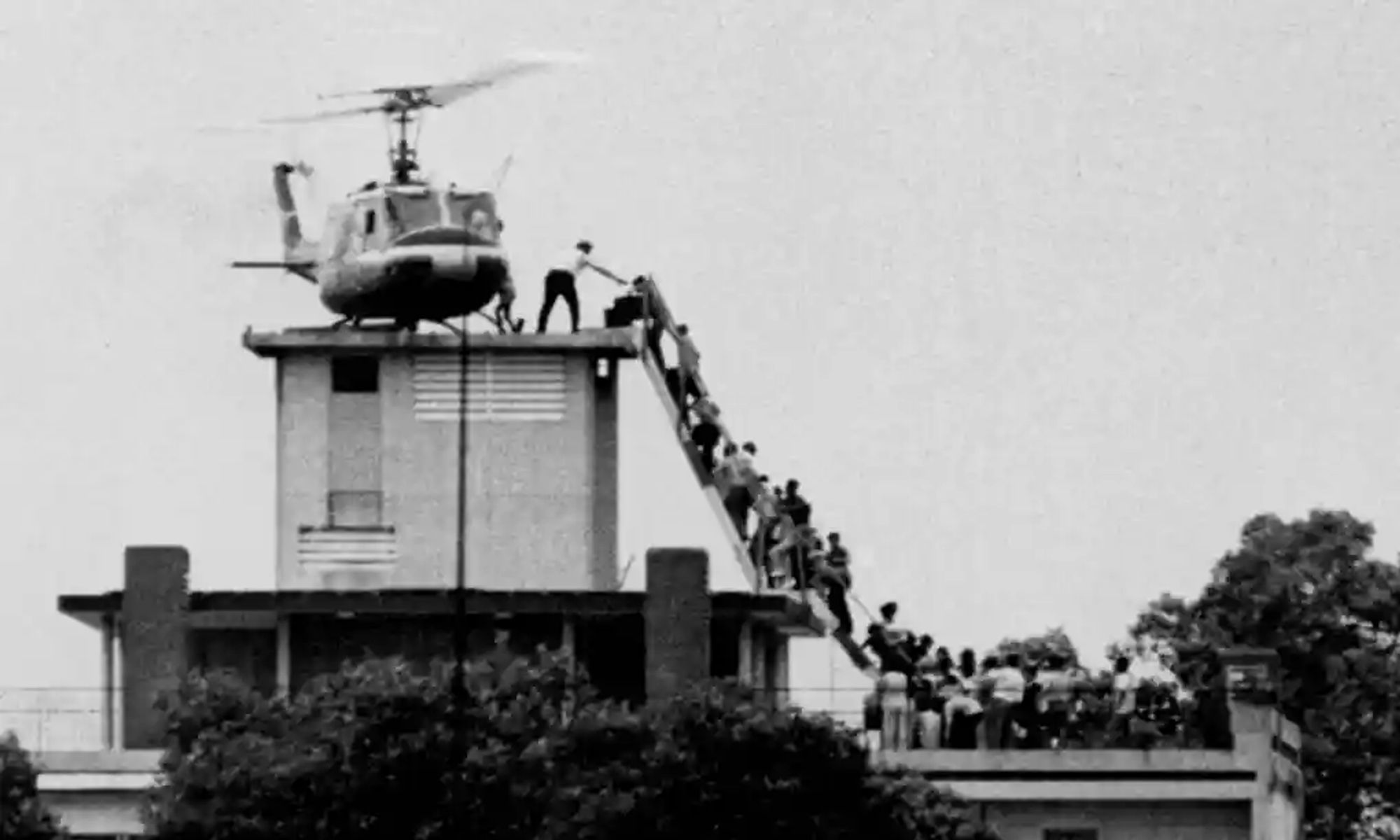 Pic of a helicopter on the roof of the American embassy in Saigon in April 1975 with a queue of desperate people awaiting evacuation as the Communist North Vietnamese enter the city