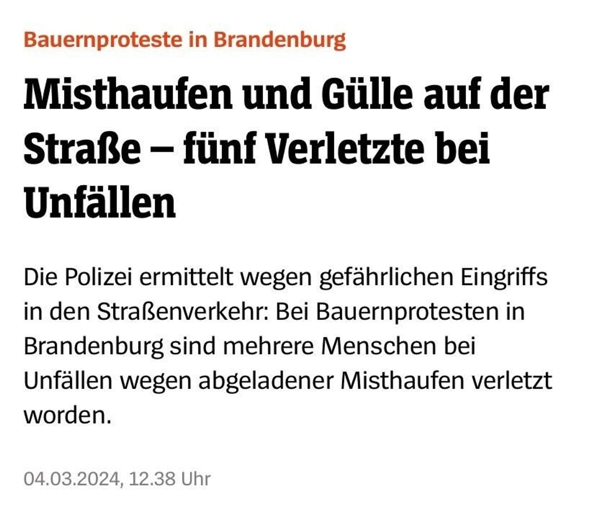 Bauernproteste in Brandenburg
Misthaufen und Gülle auf der Straße – fünf Verletzte bei Unfällen
Die Polizei ermittelt wegen gefährlichen Eingriffs in den Straßenverkehr: Bei Bauernprotesten in Brandenburg sind mehrere Menschen bei Unfällen wegen abgeladener Misthaufen verletzt worden.