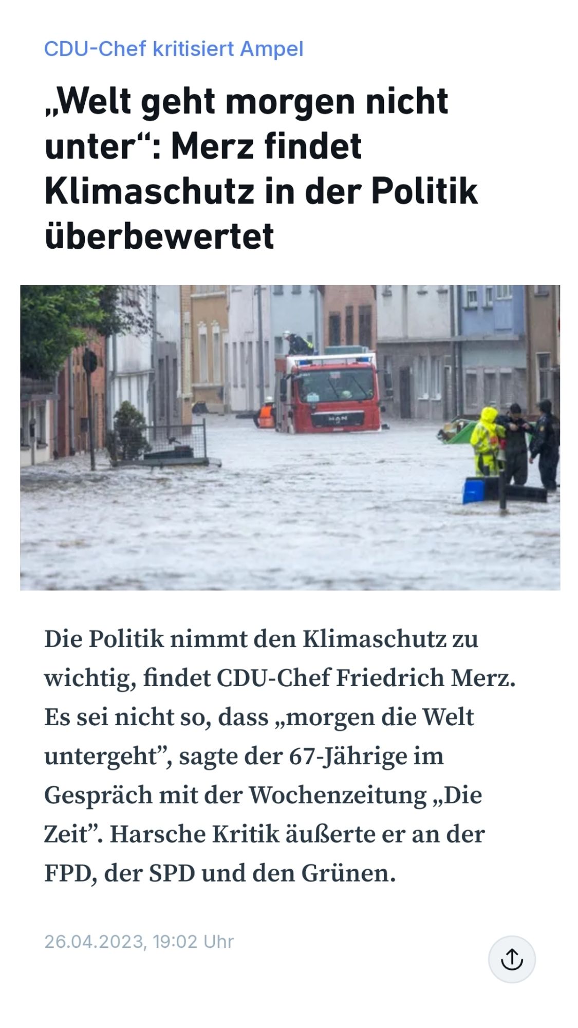 „Welt geht morgen nicht unter“: Merz findet Klimaschutz in der Politik überbewertet
In der Bevölkerung habe Klimaschutz nicht den Stellenwert, den das Thema in der Politik derzeit genieße, sagt Friedrich Merz (CDU), CDU-Bundesvorsitzender und Unionsfraktionsvorsitzender.
Die Politik nimmt den Klimaschutz zu wichtig, findet CDU-Chef Friedrich Merz. Es sei nicht so, dass „morgen die Welt untergeht”, sagte der 67-Jährige im Gespräch mit der Wochenzeitung „Die Zeit”. Harsche Kritik äußerte er an der FPD, der SPD und den Grünen