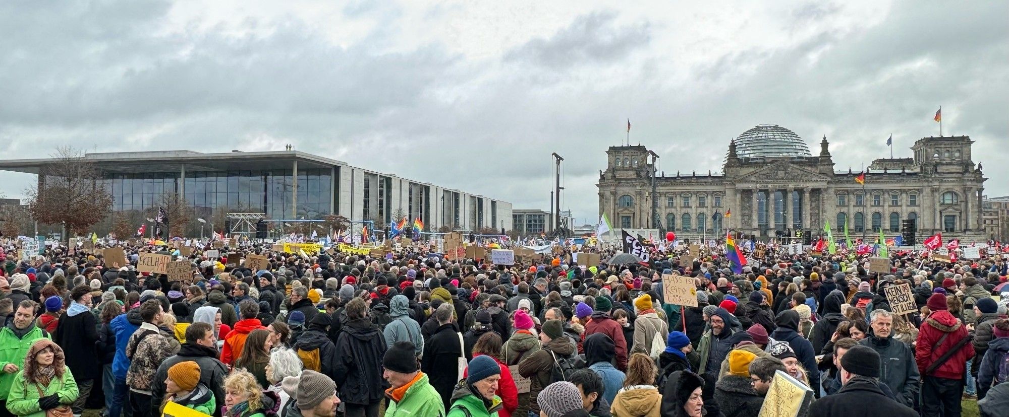 Hunderttausende Menschen vor dem Bundestag.