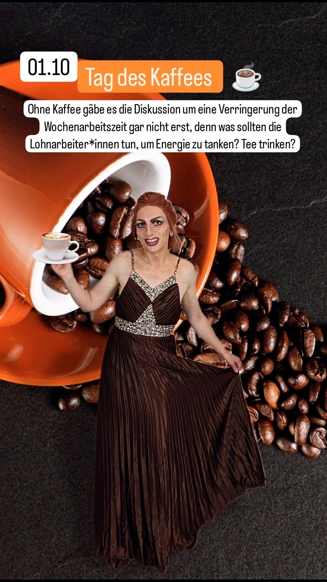 Ich trage ein braunes Abendkleid und serviere eine Tasse Kaffee, im Hintergrund liegt eine große rote Kaffeetasse und Kaffeebohnen fallen aus ihr raus.