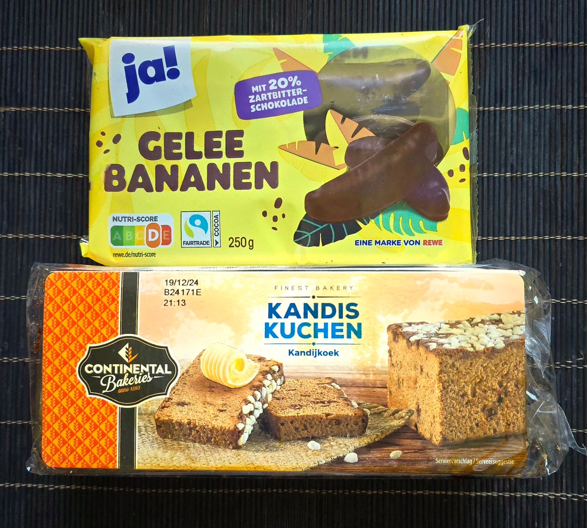 eine Packung Geleebananen sowie ein Klotz Kandiskuchen