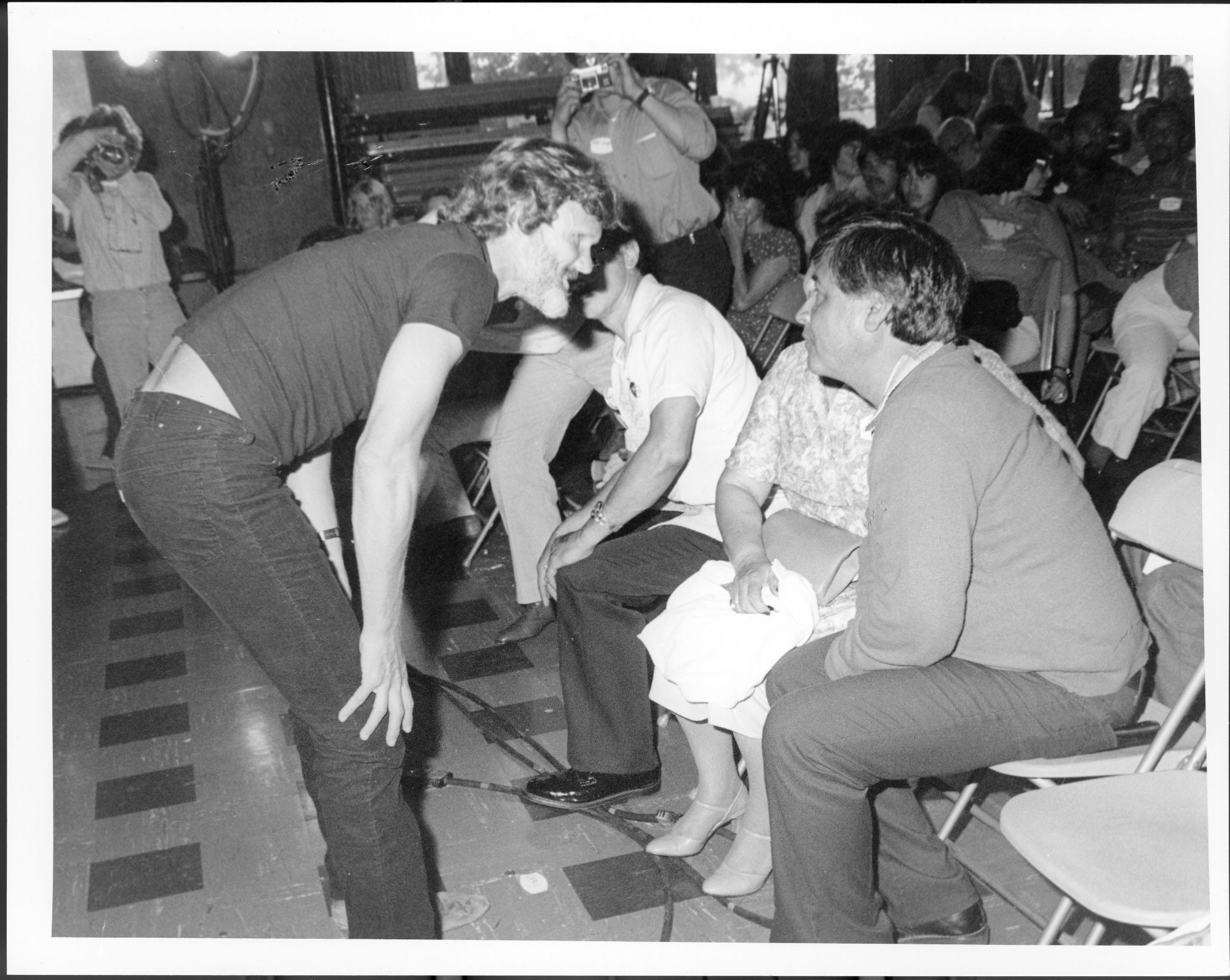 Photograph of Kris Kristofferson talking to Cesar Chavez.