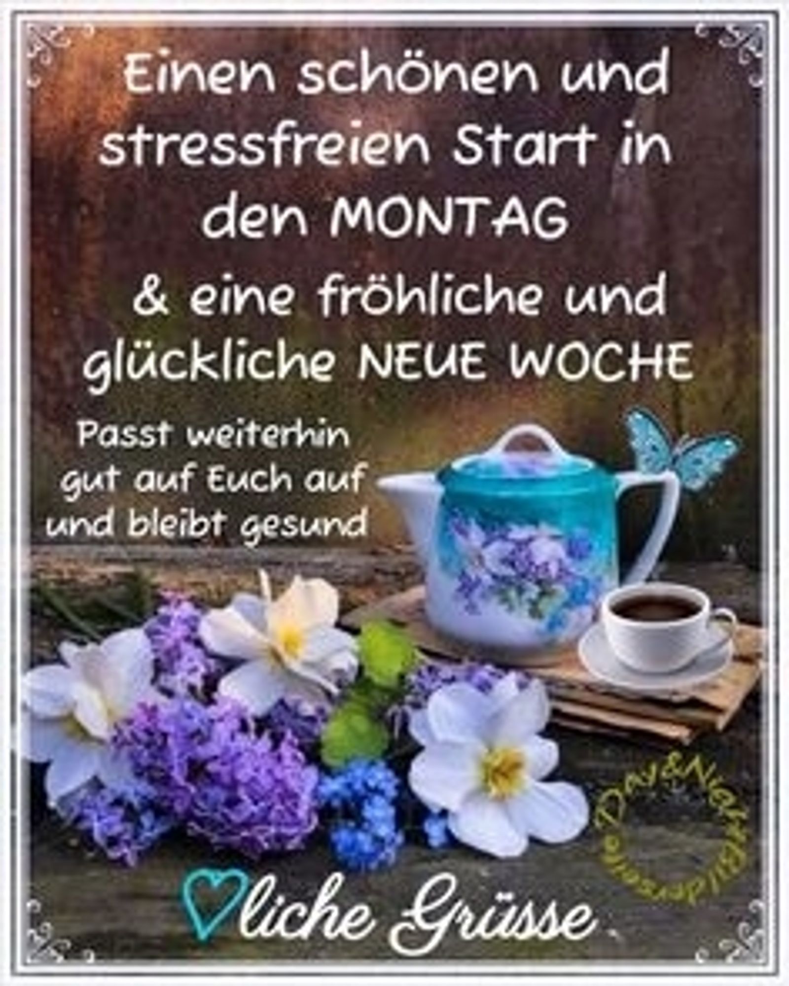 Das Bild zeigt einen festlich gedeckten Tisch. Im Mittelpunkt steht eine weiße Teekanne mit zarten Blumenmustern. Neben der Kanne steht eine kleine Tasse, aus der dampft. Ein paar frische Blumen, vor allem lilafarbene, stehen in einer Vase und verbreiten einen angenehmen Duft. Im Hintergrund schwirrt ein kleiner Schmetterling umher. Der Text lautet: 'Einen schönen und stressfreien Start in den Montag & eine fröhliche und glückliche neue Woche. Passt weiterhin gut auf Euch auf und bleibt gesund. Liebe Grüße.'"