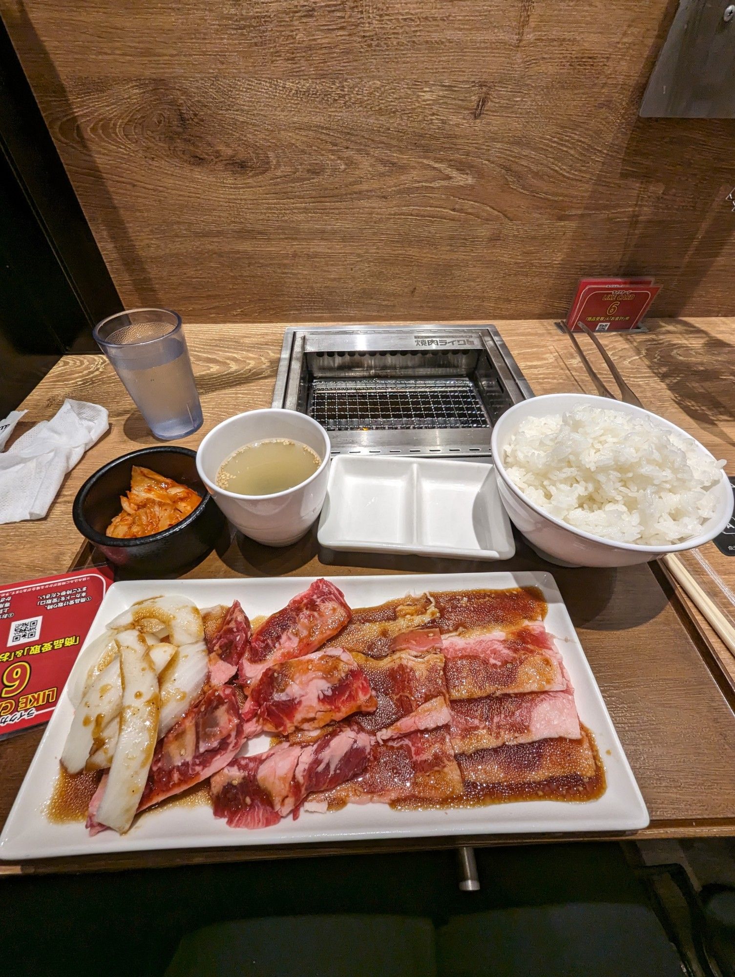 ein single-tisch bei der kette yakiniku-like, ein restaurant indem man alleine grillen kann