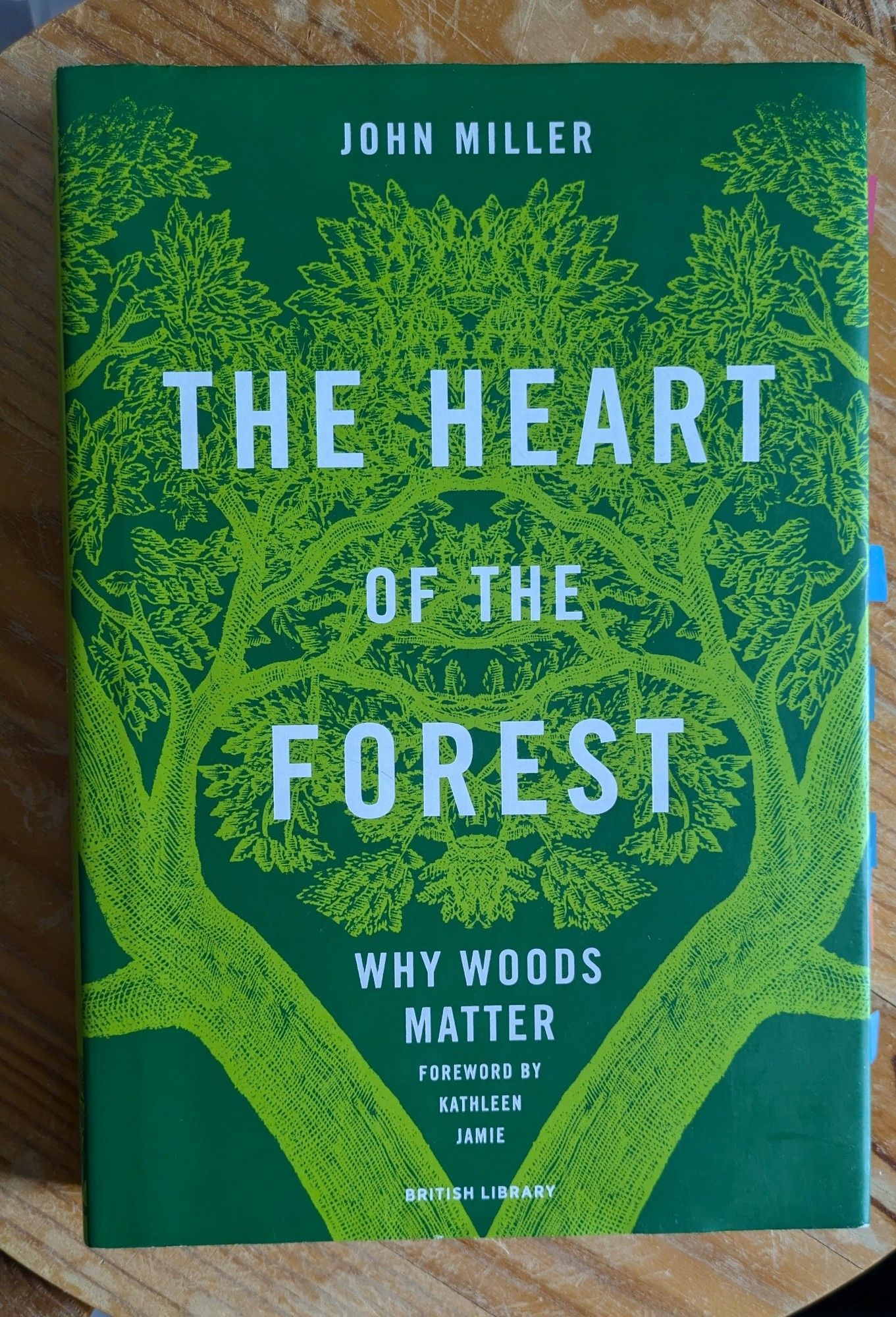 Cover: the Heart of the Forest. Why woods matter. Von john miller. Zwei bäume bilden ein grünes Herz, wie Holzschnitt
Kew Gardens Verlag